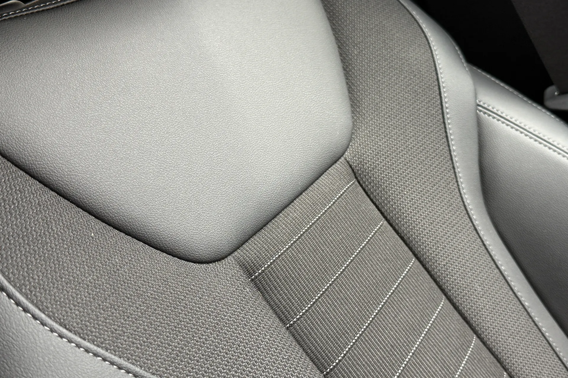 BMW I4 thumbnail image number 29