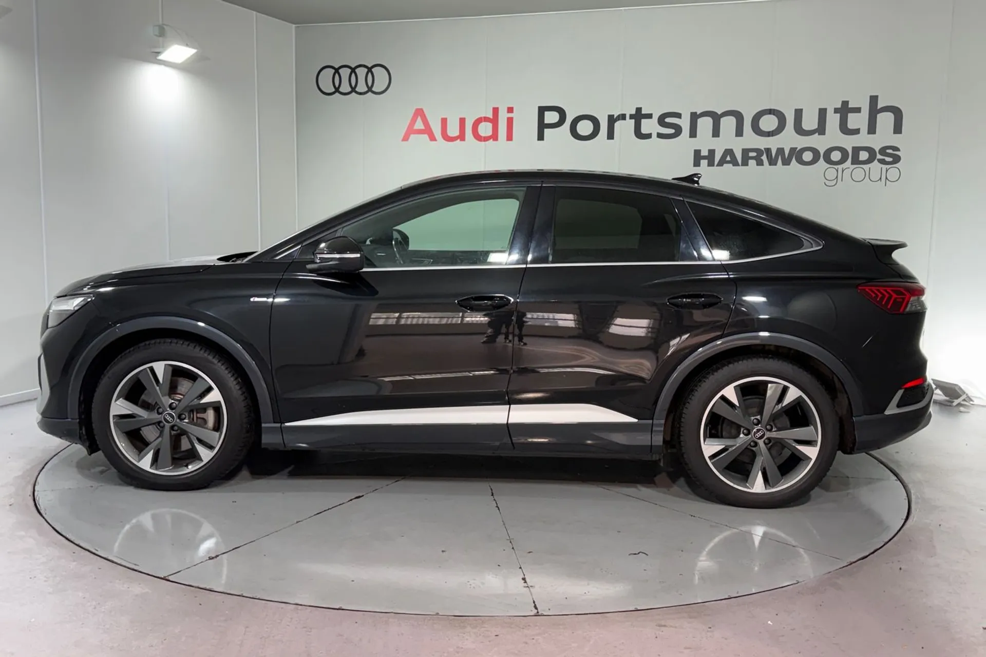 Audi Q4 thumbnail image number 11