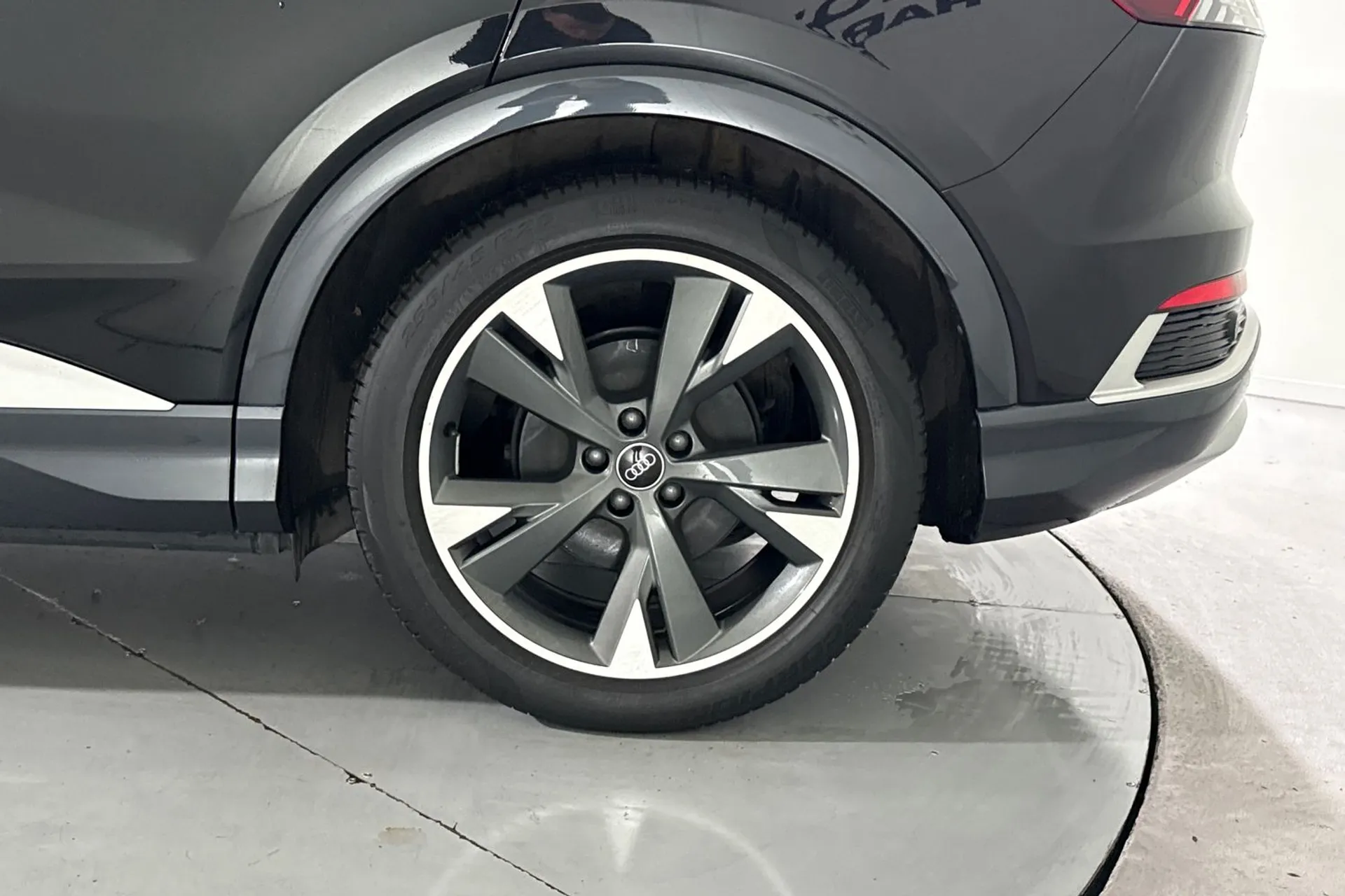 Audi Q4 thumbnail image number 12