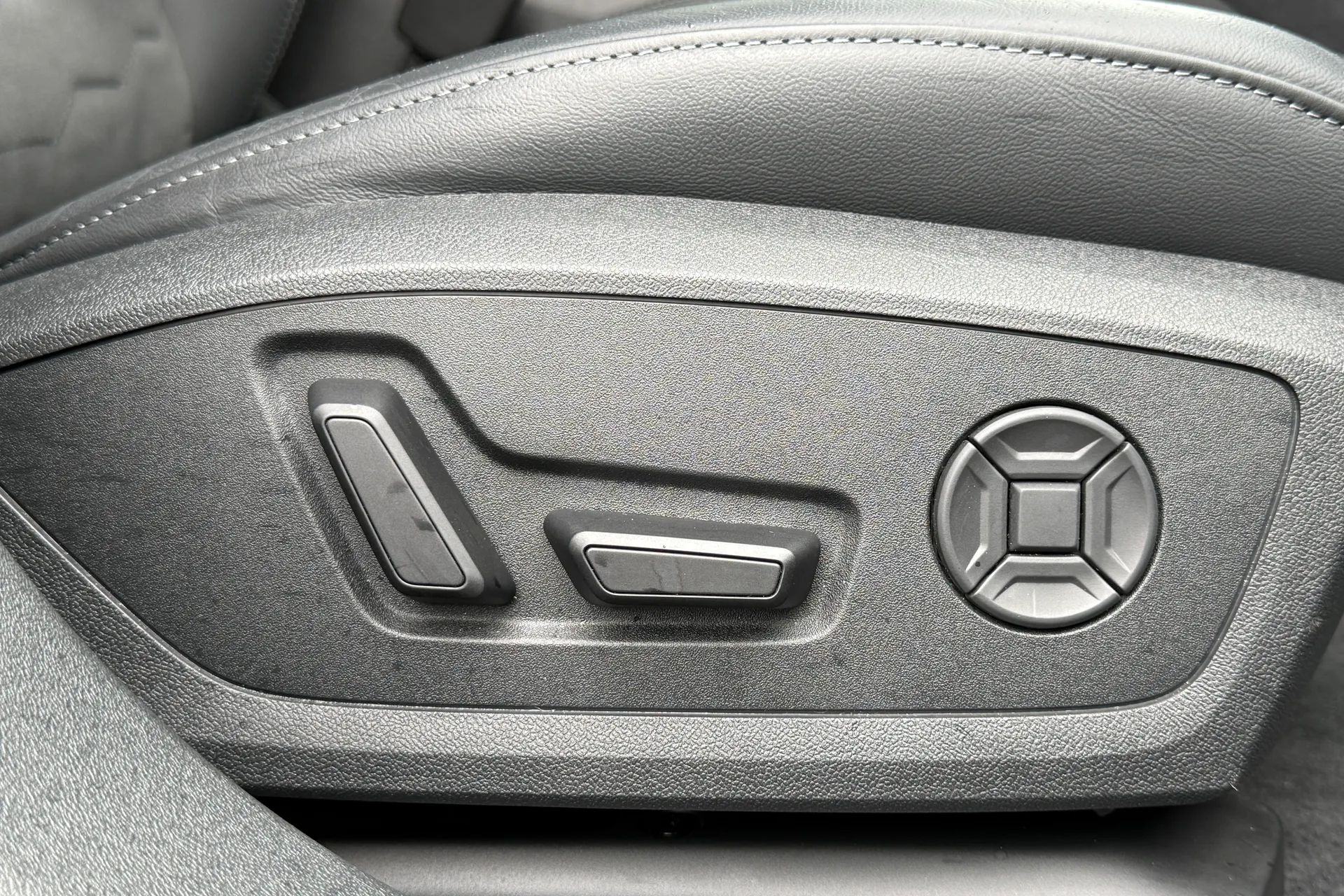 Audi A6 thumbnail image number 35