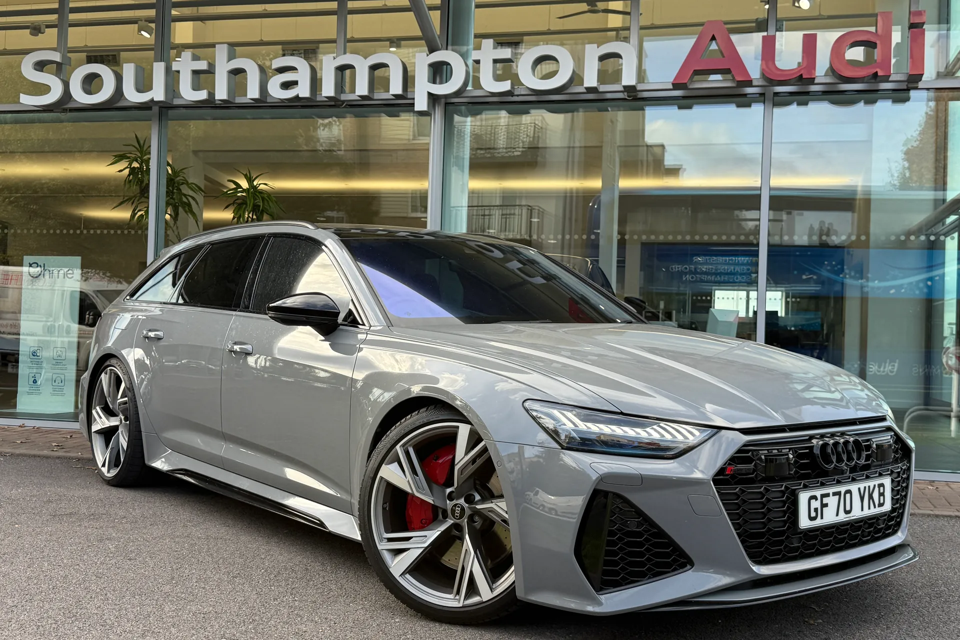 Audi RS6 focused image