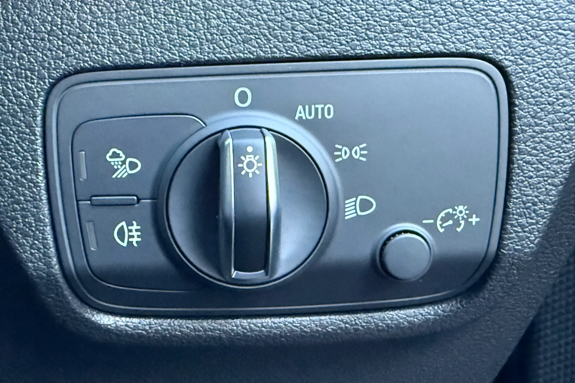 Audi Q2 thumbnail image number 24