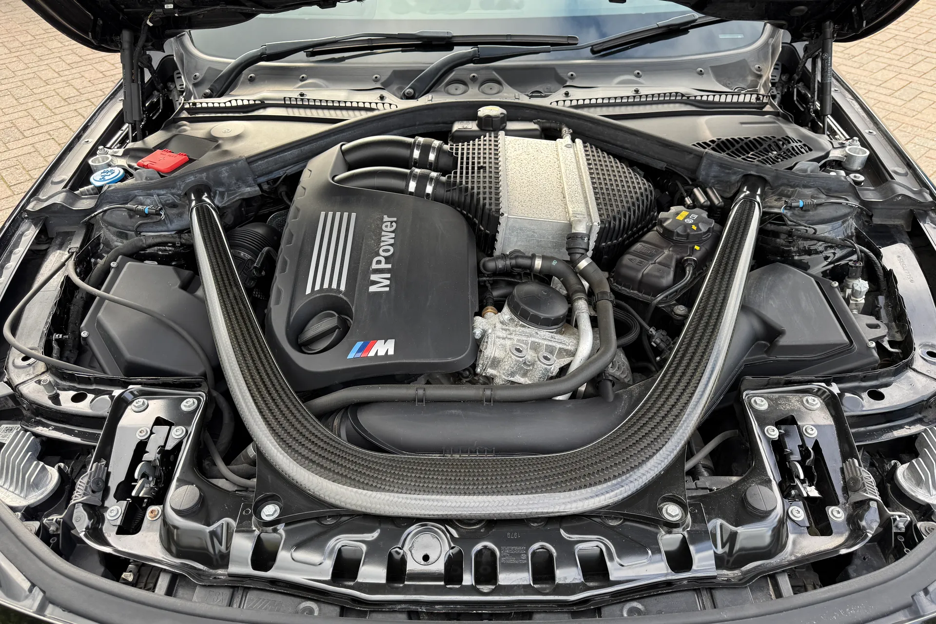 BMW M4 thumbnail image number 10