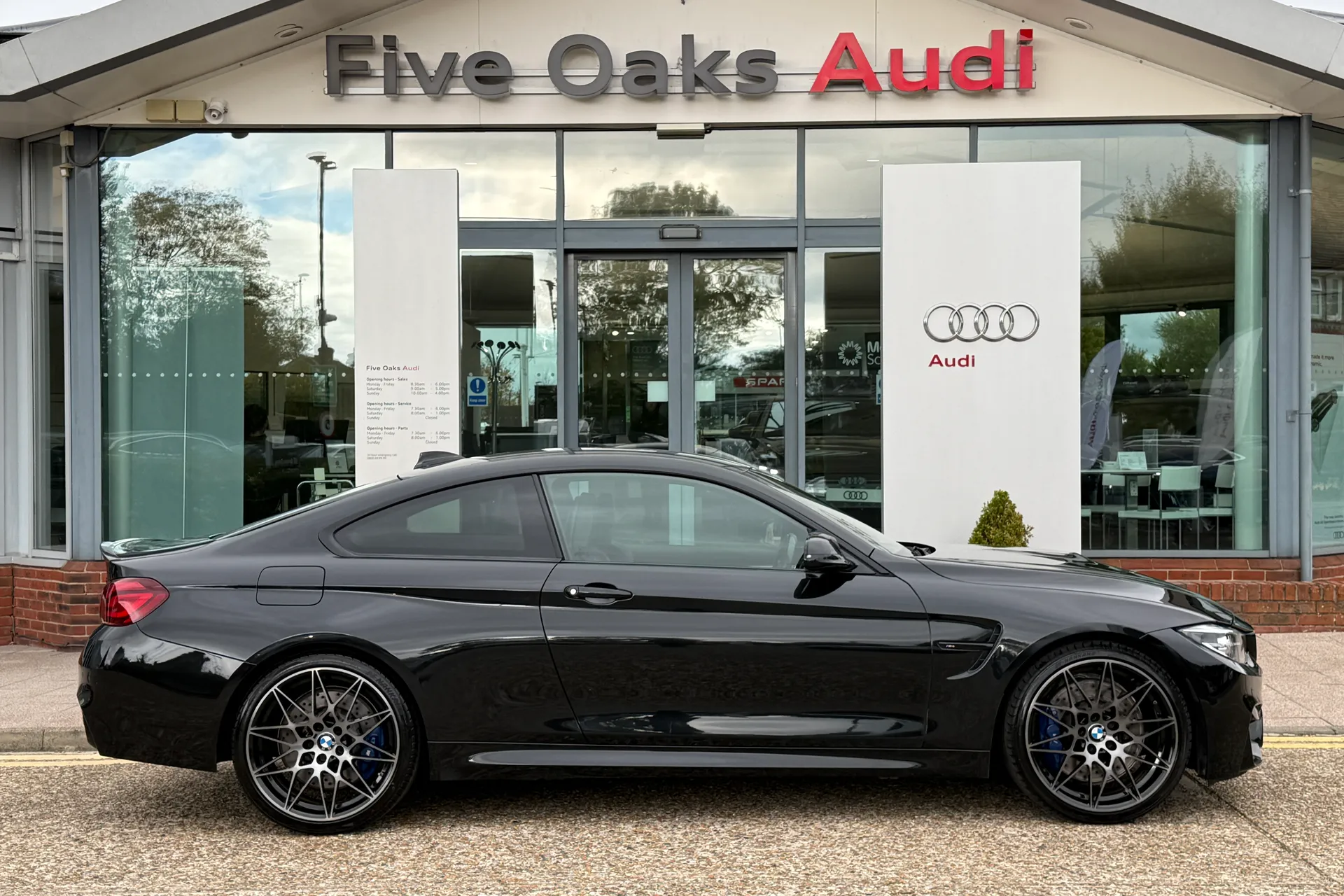 BMW M4 thumbnail image number 2