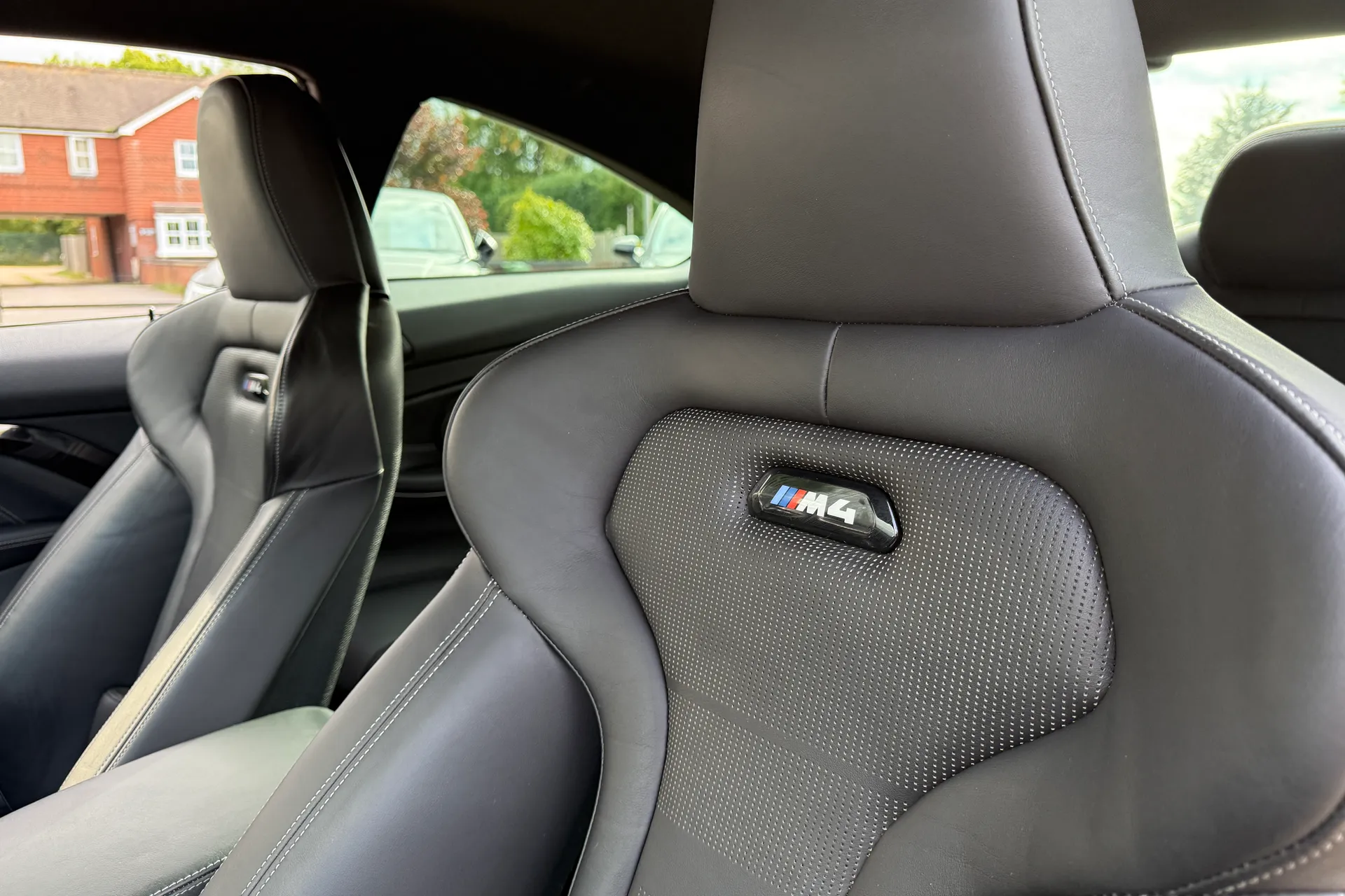 BMW M4 thumbnail image number 30