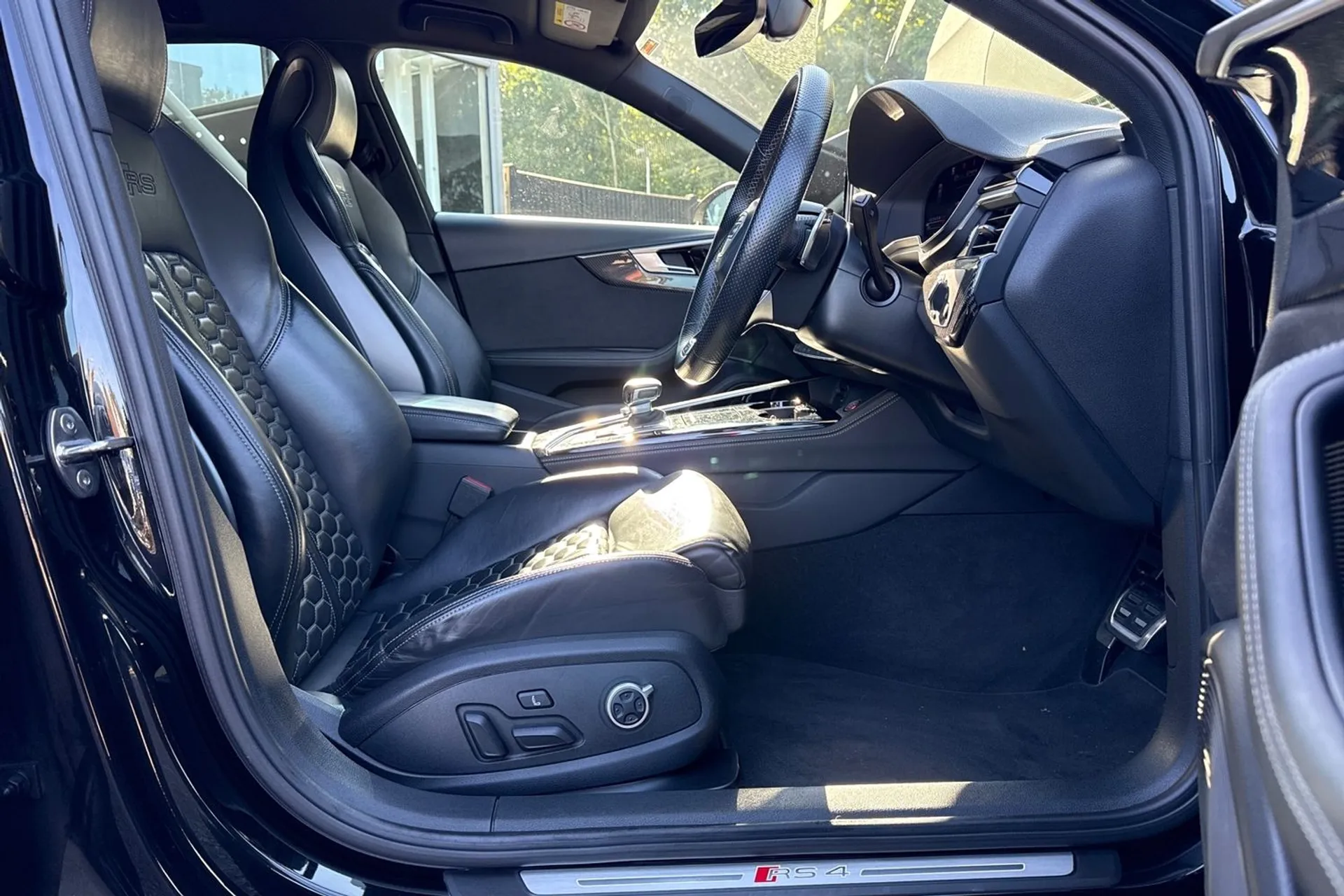 Audi RS4 thumbnail image number 11