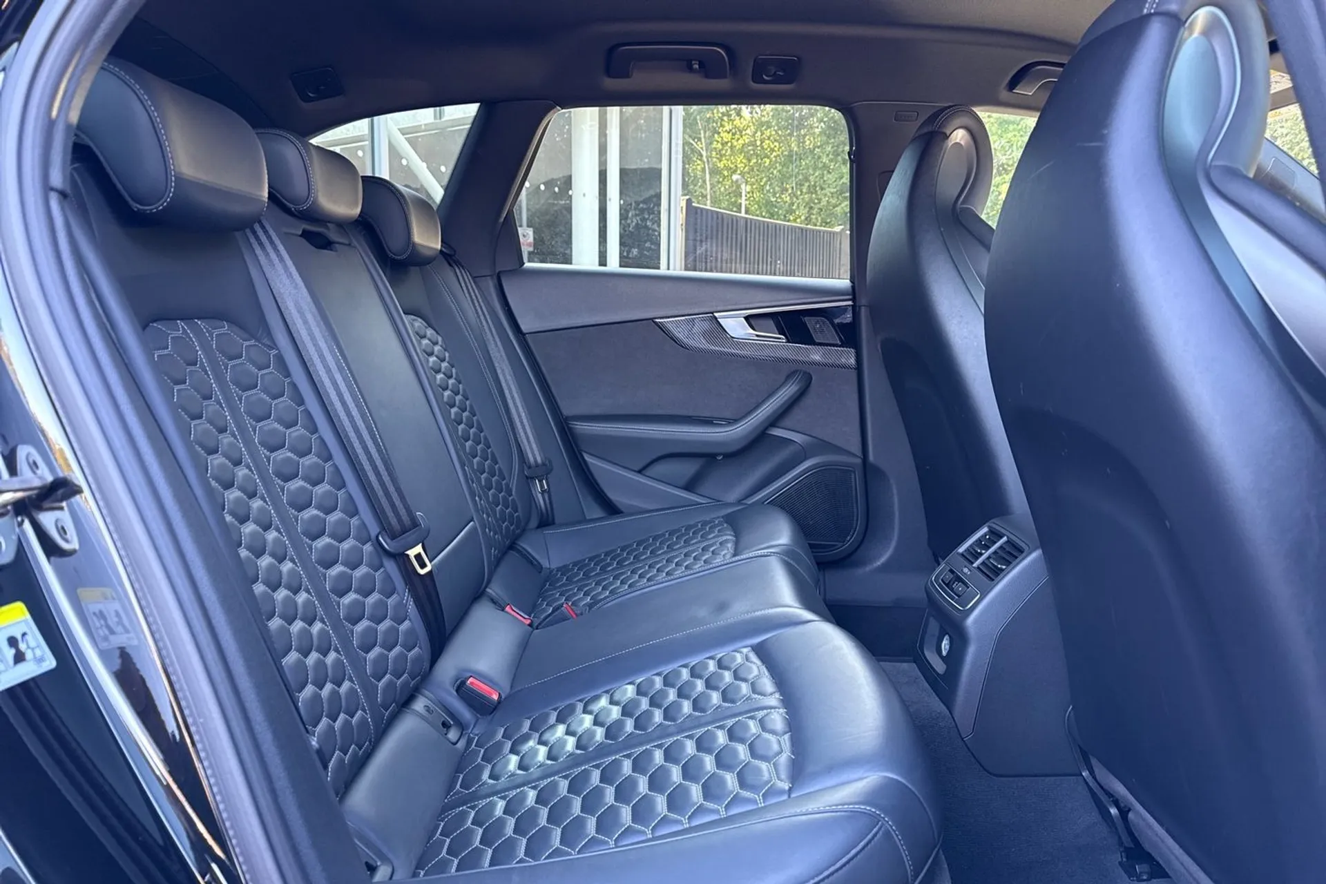 Audi RS4 thumbnail image number 9