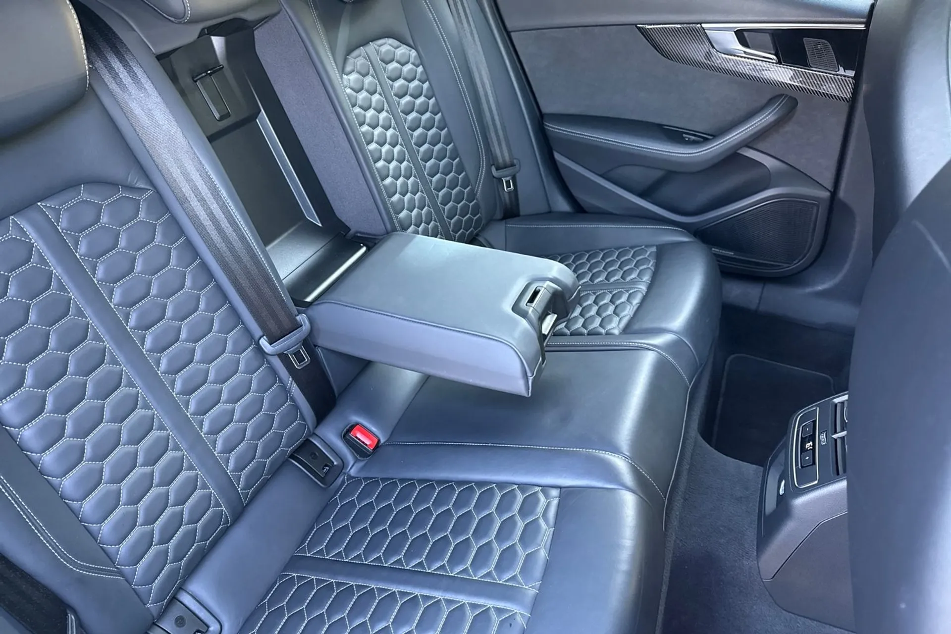 Audi RS4 thumbnail image number 25