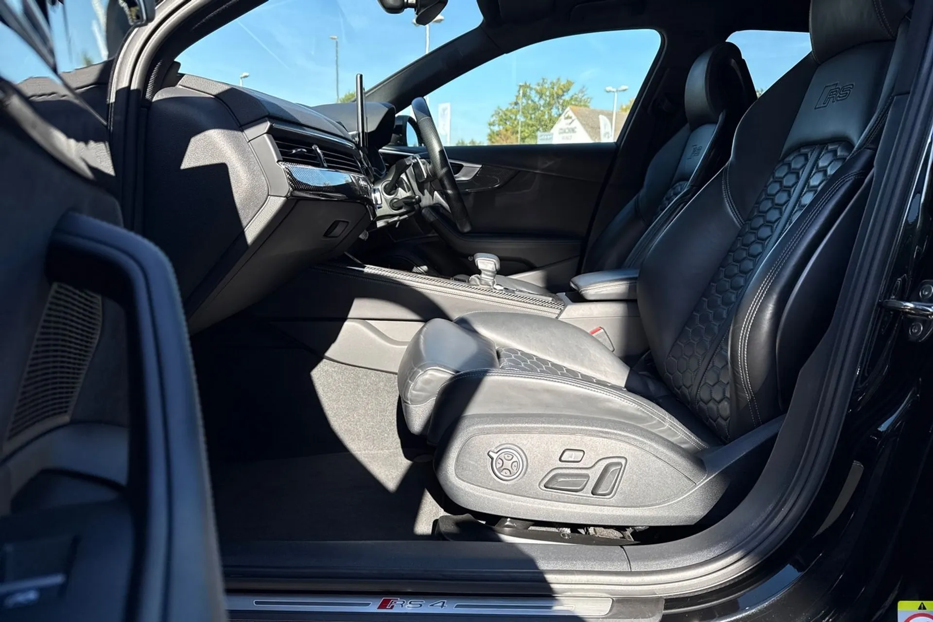 Audi RS4 thumbnail image number 18