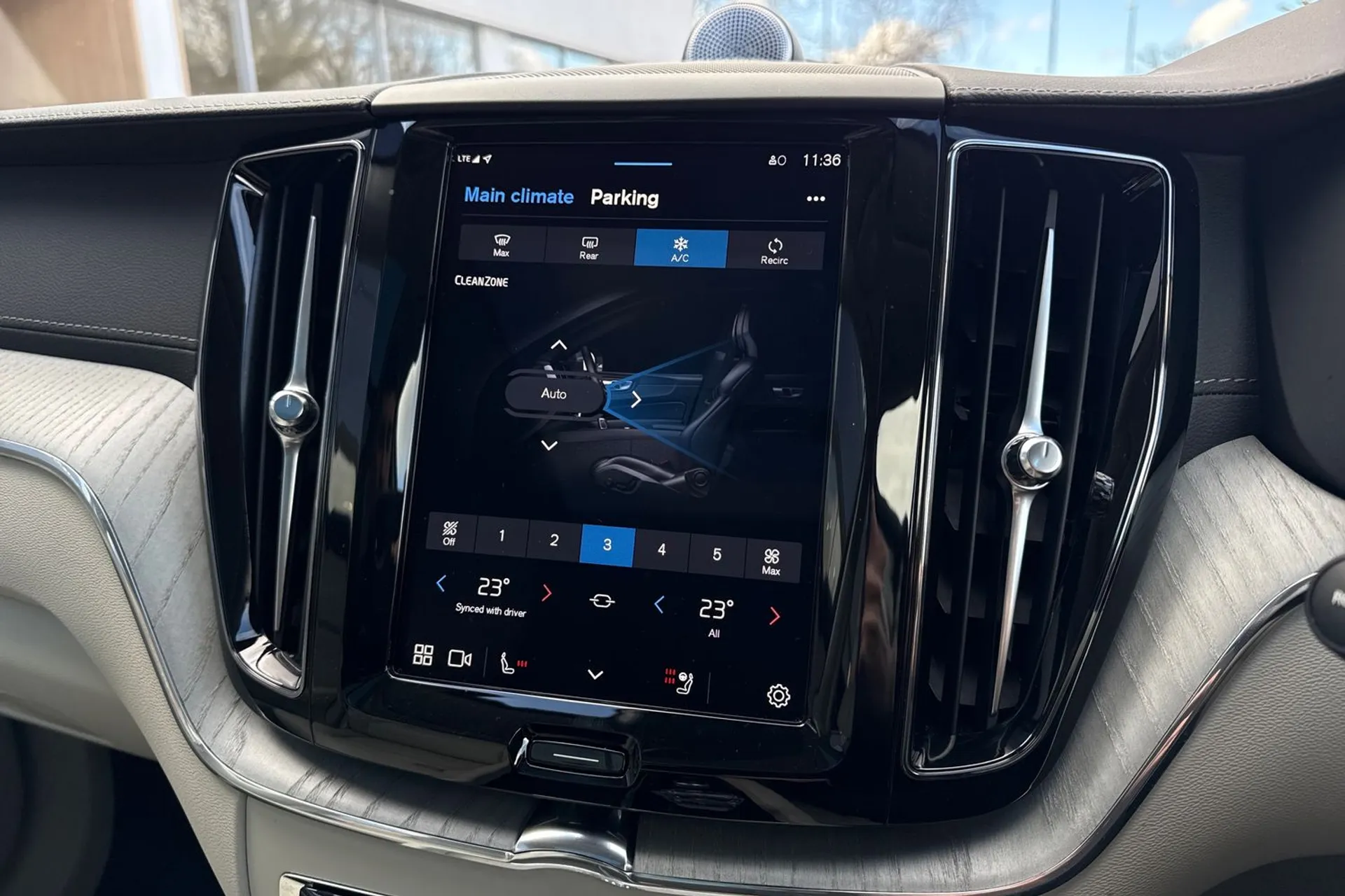 Volvo XC60 thumbnail image number 39