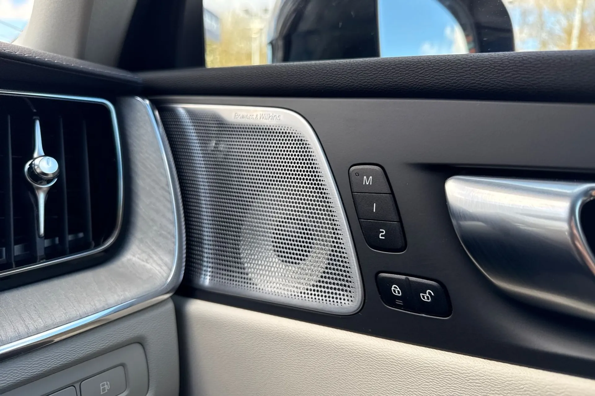 Volvo XC60 thumbnail image number 43