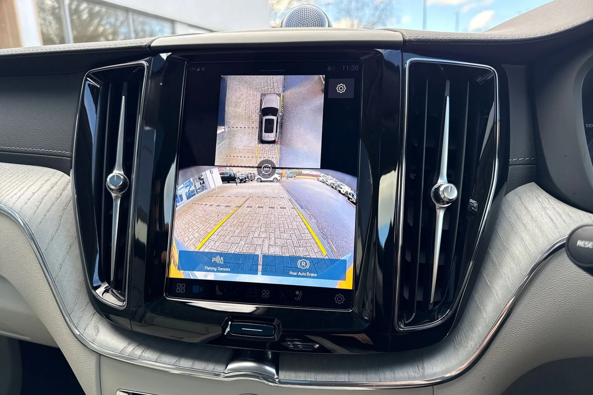 Volvo XC60 thumbnail image number 4