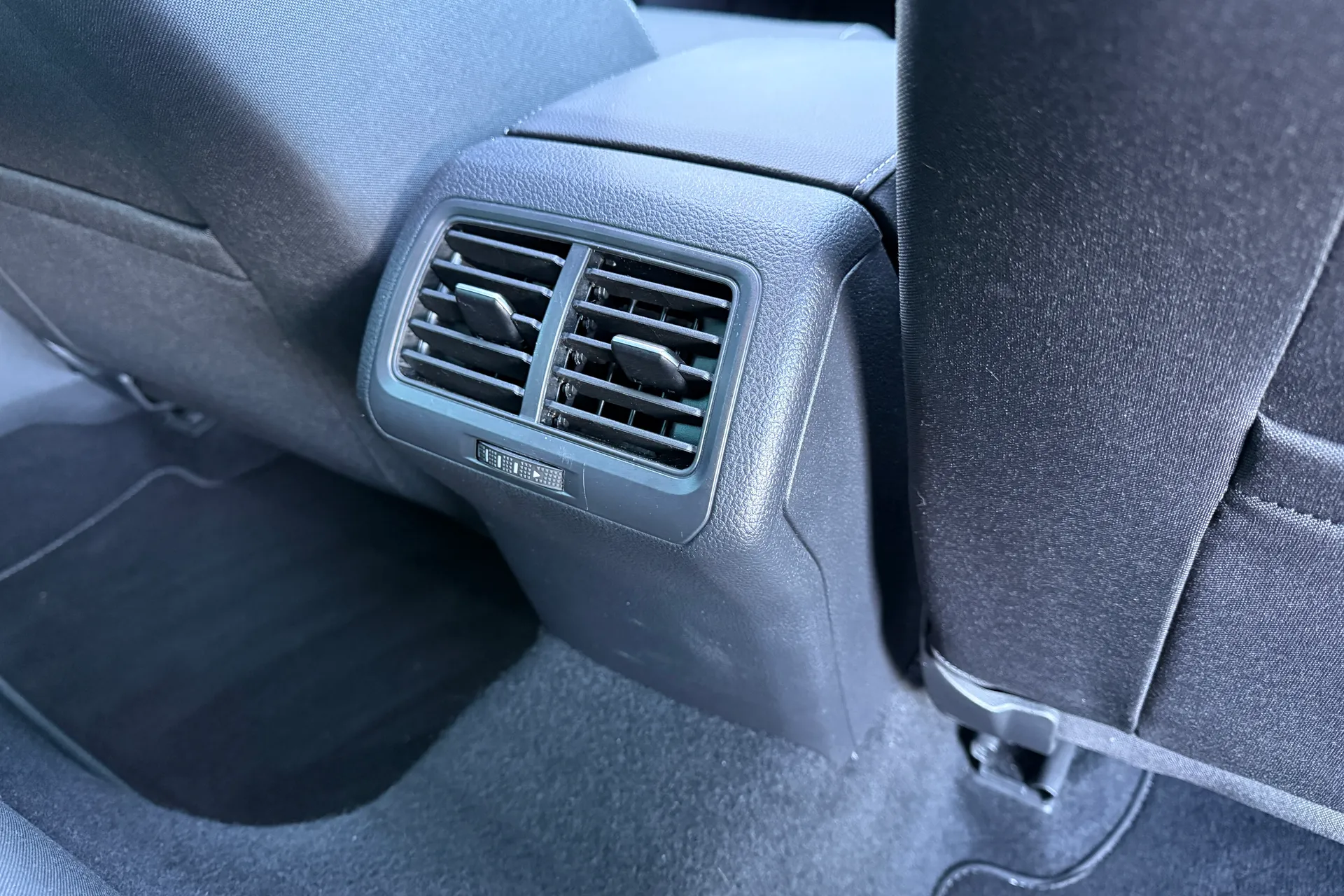 VOLKSWAGEN GOLF thumbnail image number 37