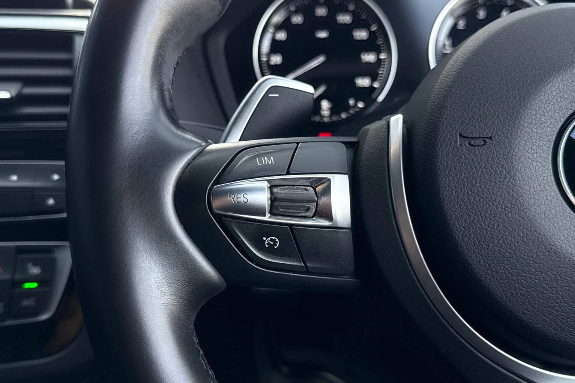 BMW 1 SERIES thumbnail image number 36