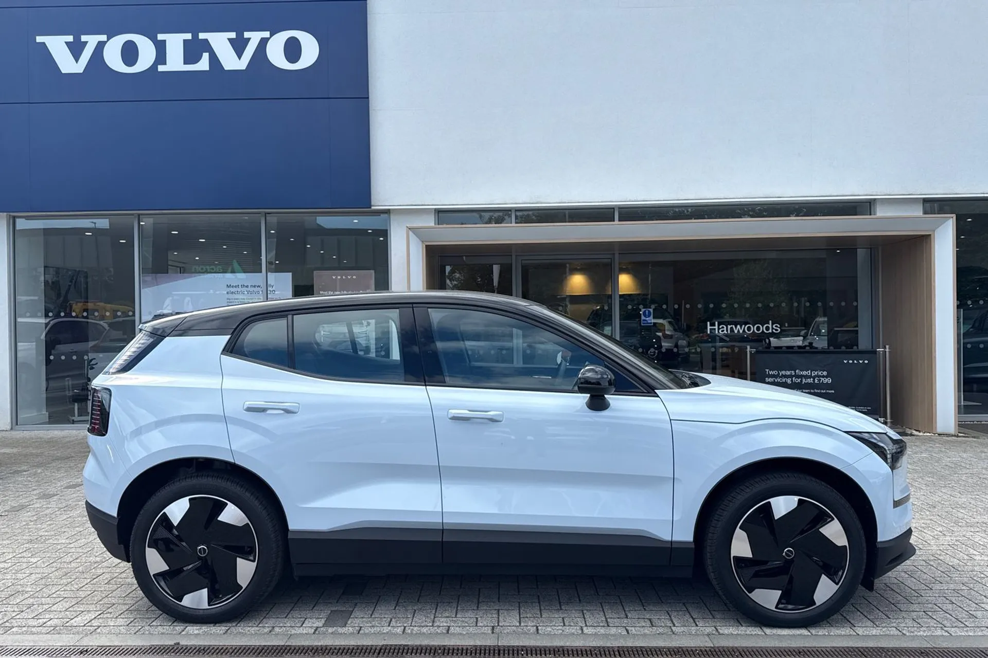 Volvo EX30 thumbnail image number 2