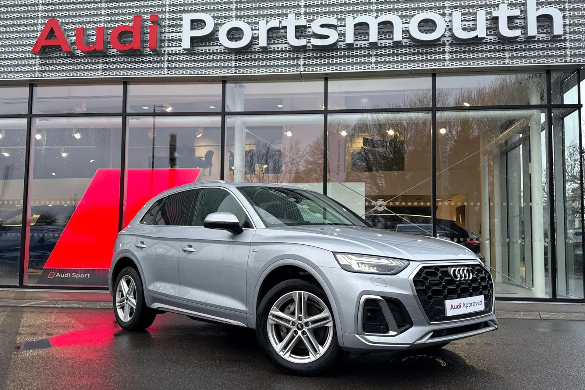 Audi Q5 S LINE TFSI QUATTRO focused image