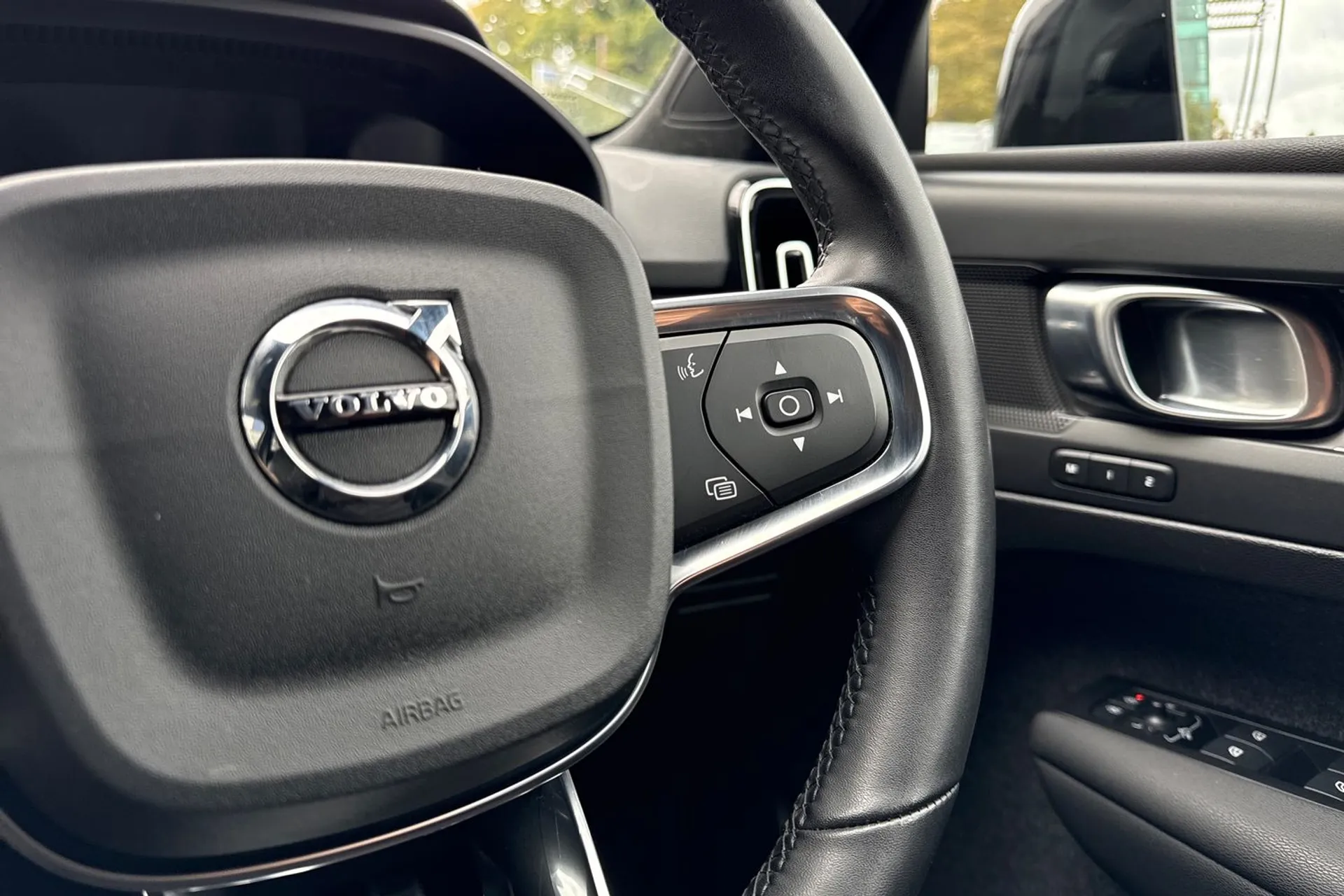 Volvo XC40 thumbnail image number 36