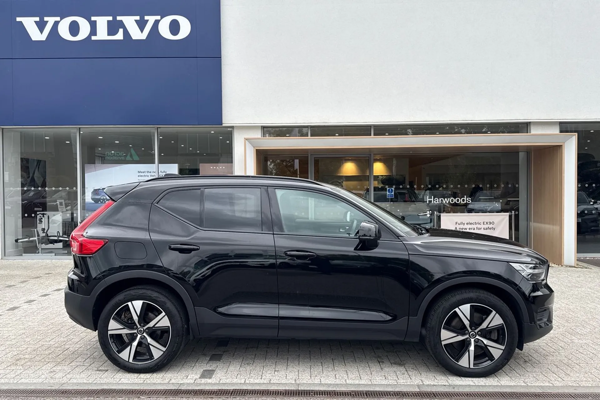 Volvo XC40 thumbnail image number 2