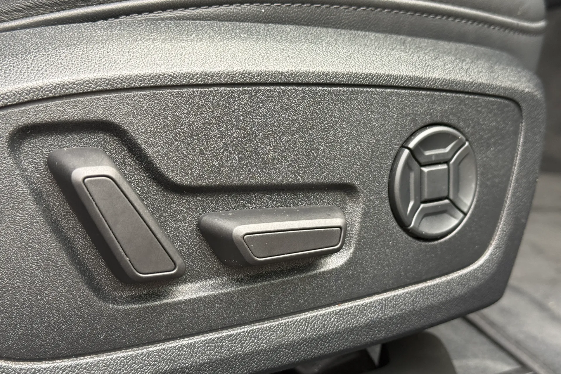 Audi A6 allroad thumbnail image number 14