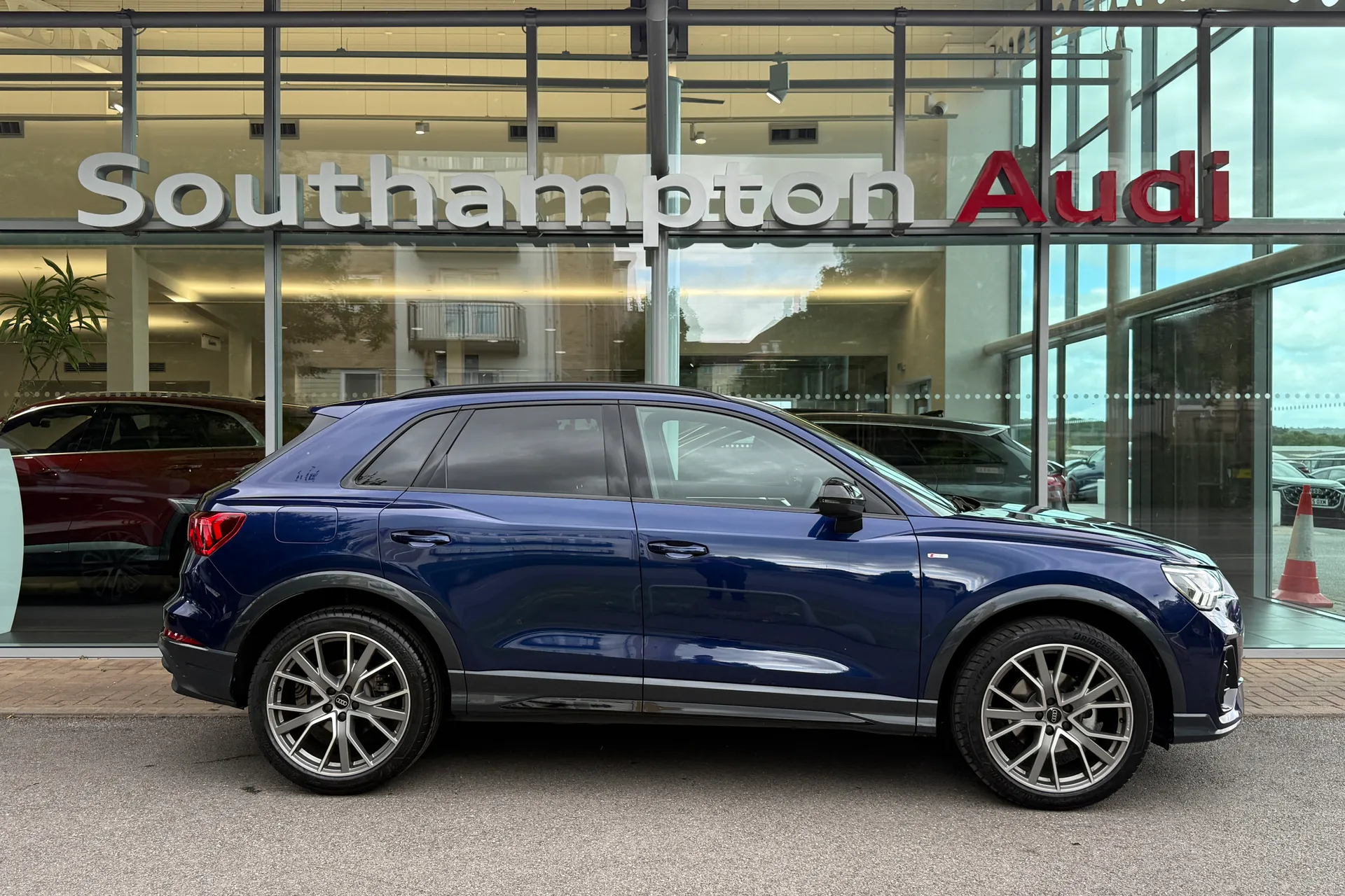 Audi Q3 thumbnail image number 2