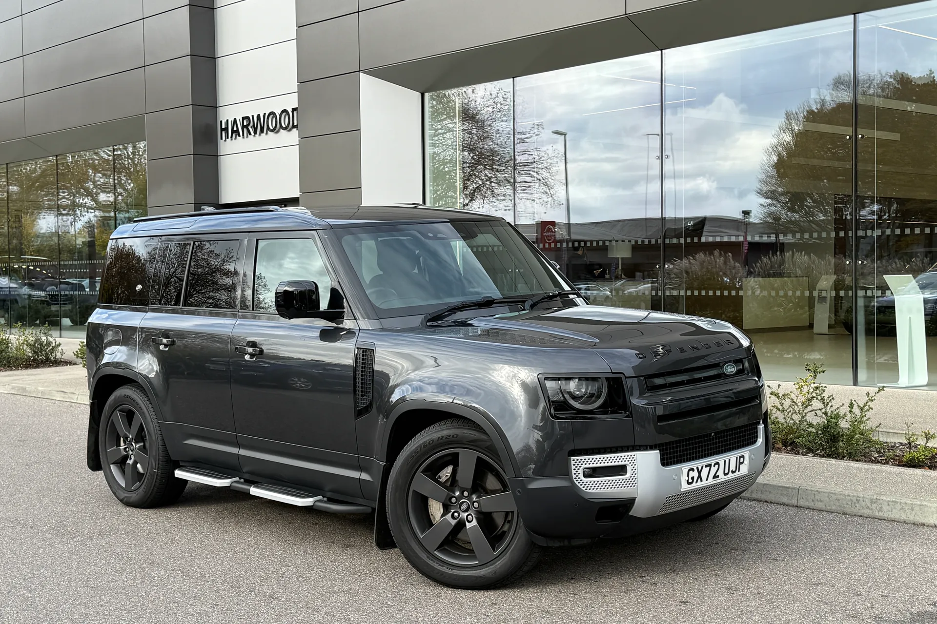 LAND ROVER DEFENDER focused image