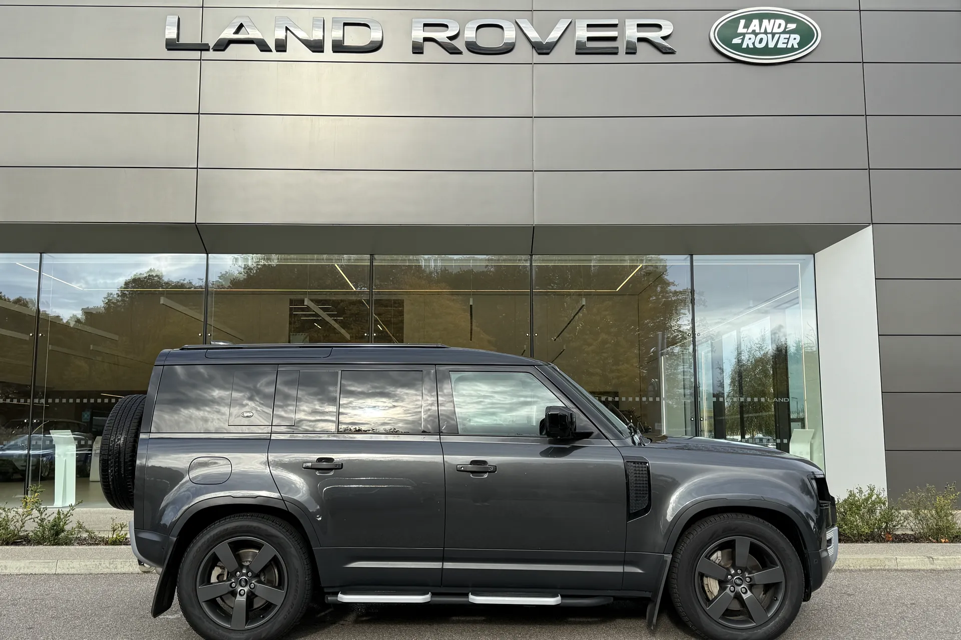 LAND ROVER DEFENDER thumbnail image number 2