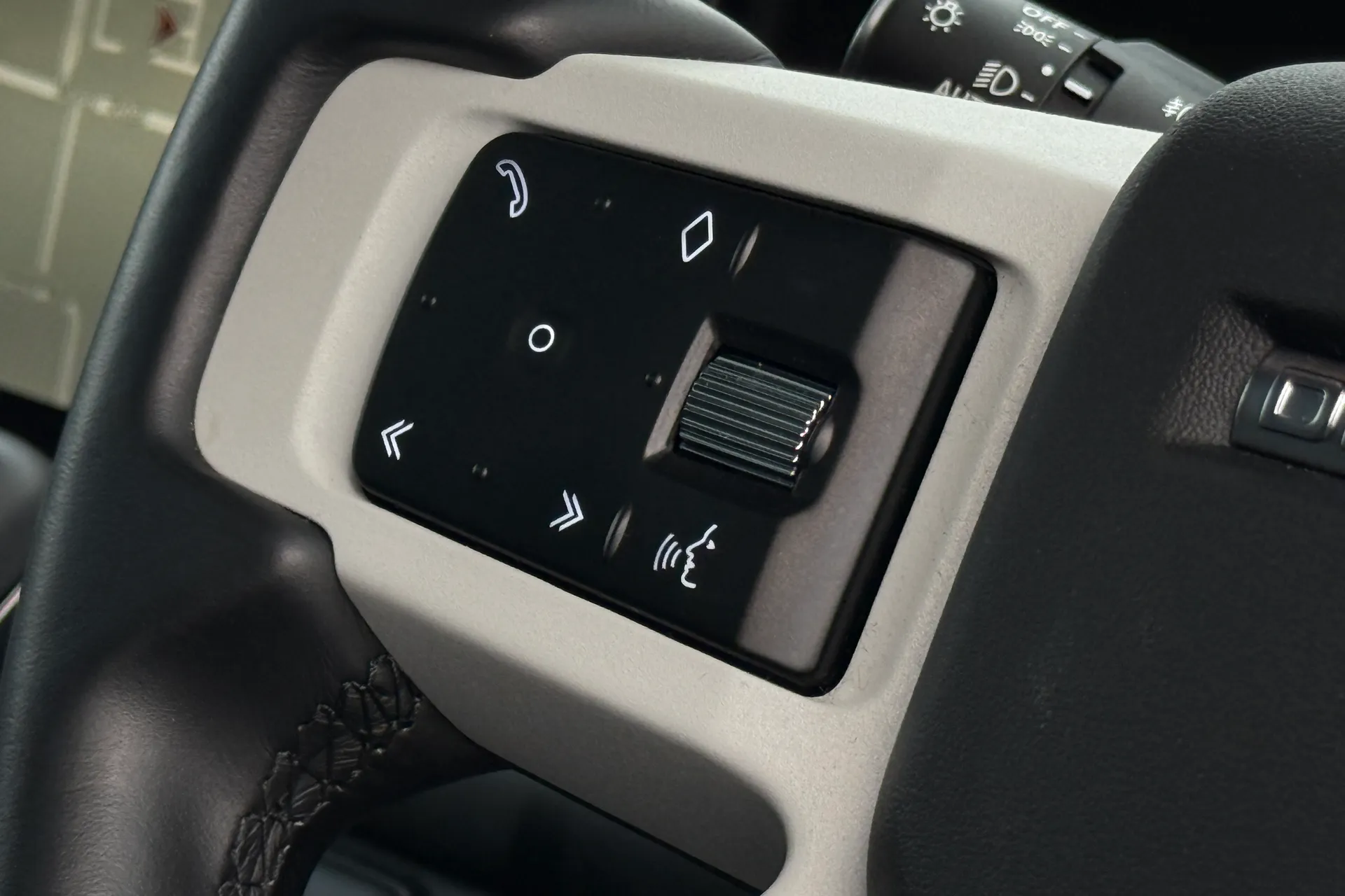 LAND ROVER DEFENDER thumbnail image number 51