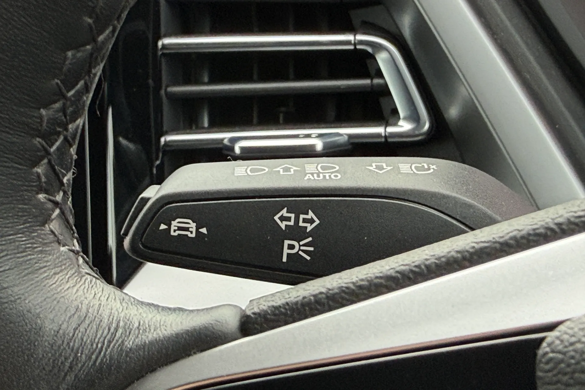 Audi Q4 thumbnail image number 17