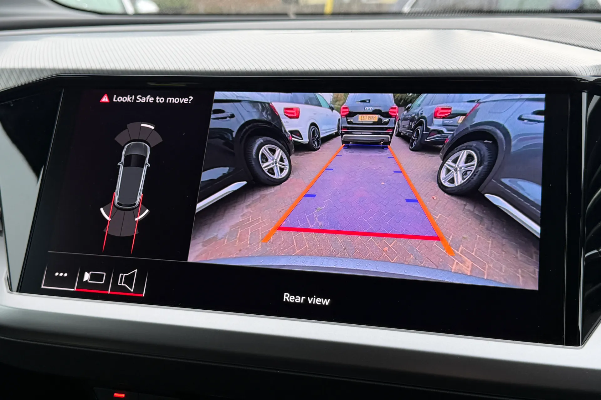 Audi Q4 thumbnail image number 4