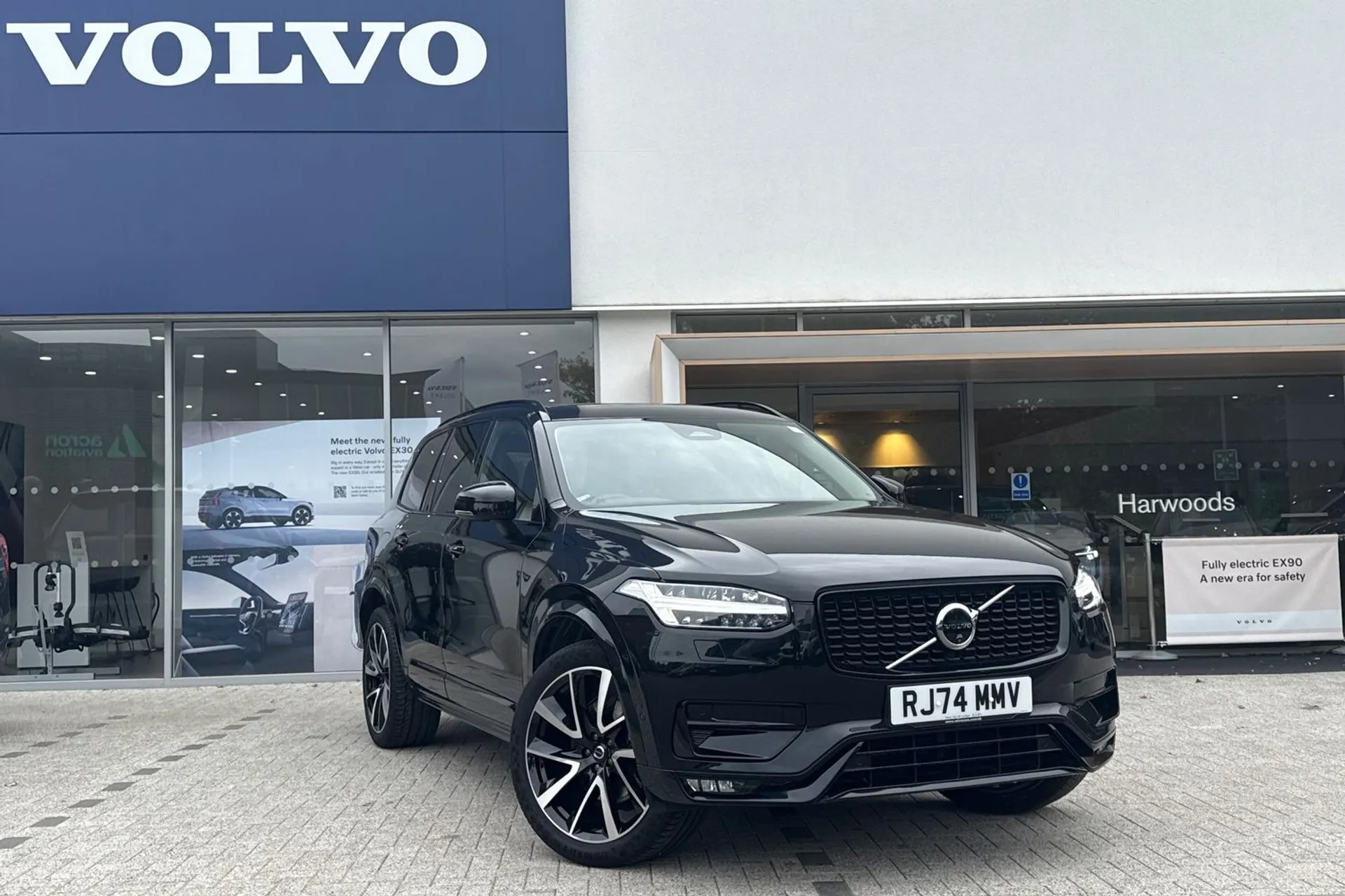 Volvo XC90 focused image