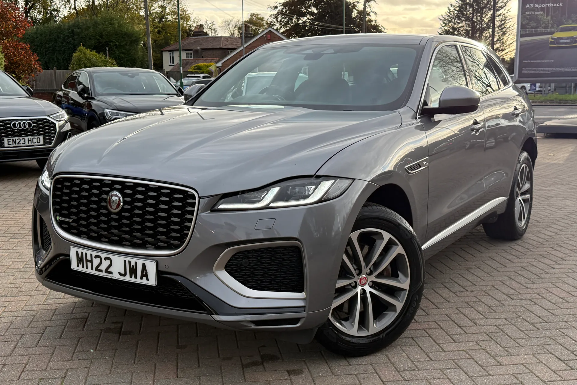 Jaguar F-PACE thumbnail image number 23