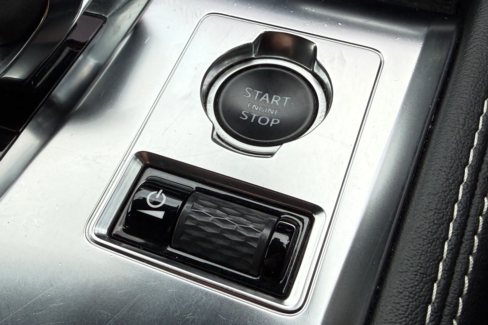 Jaguar F-PACE thumbnail image number 37