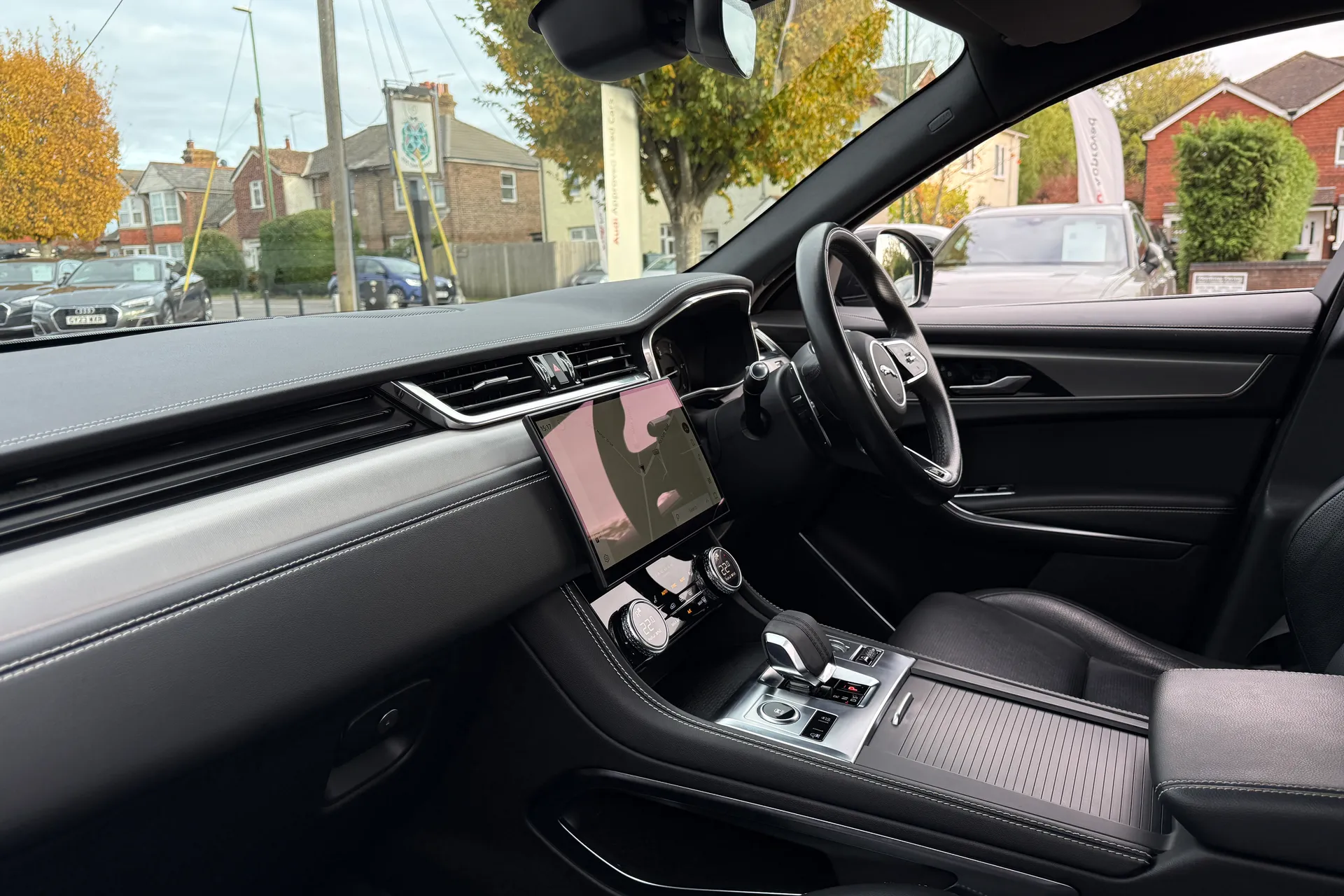 Jaguar F-PACE thumbnail image number 26