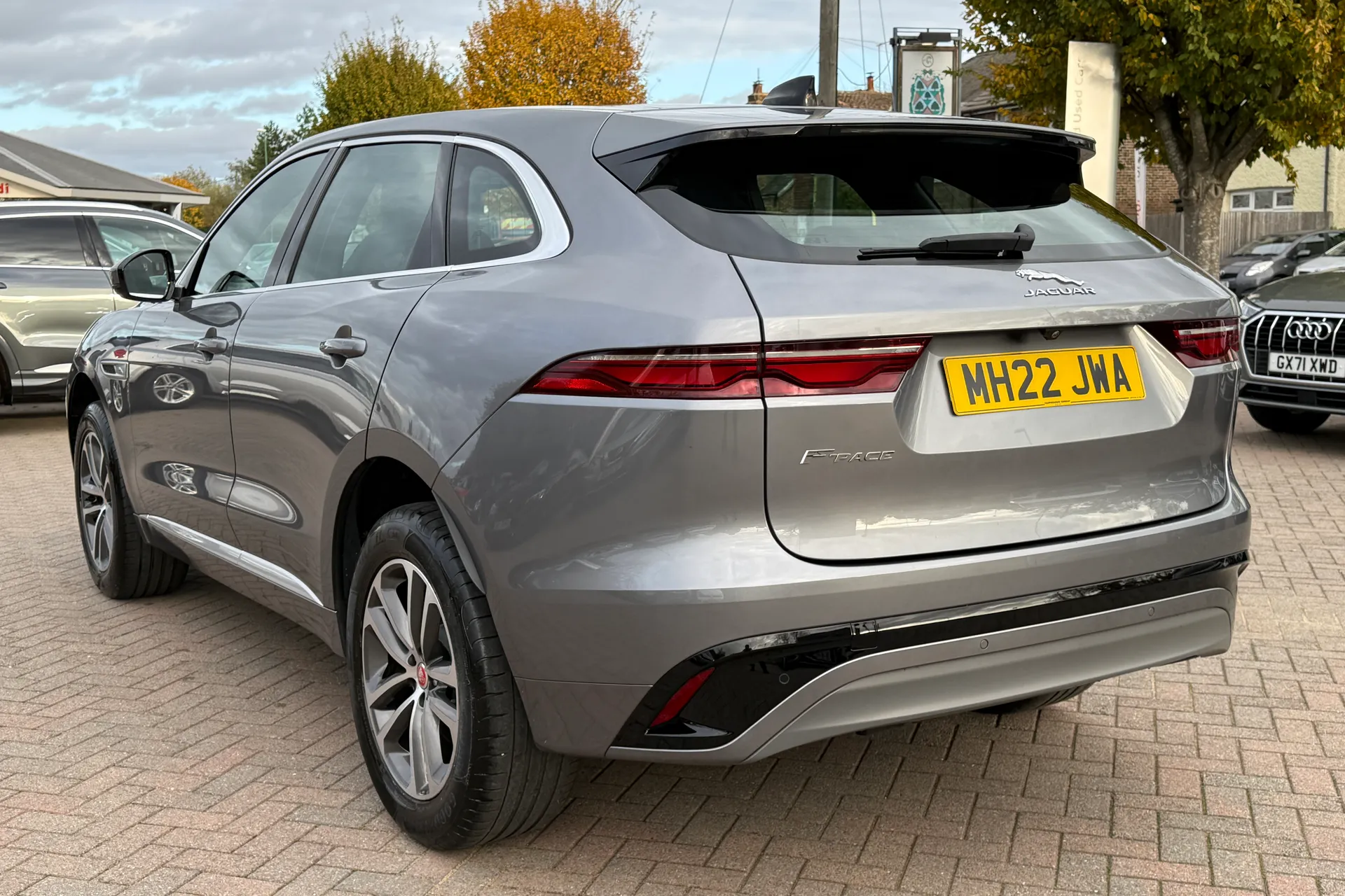Jaguar F-PACE thumbnail image number 30