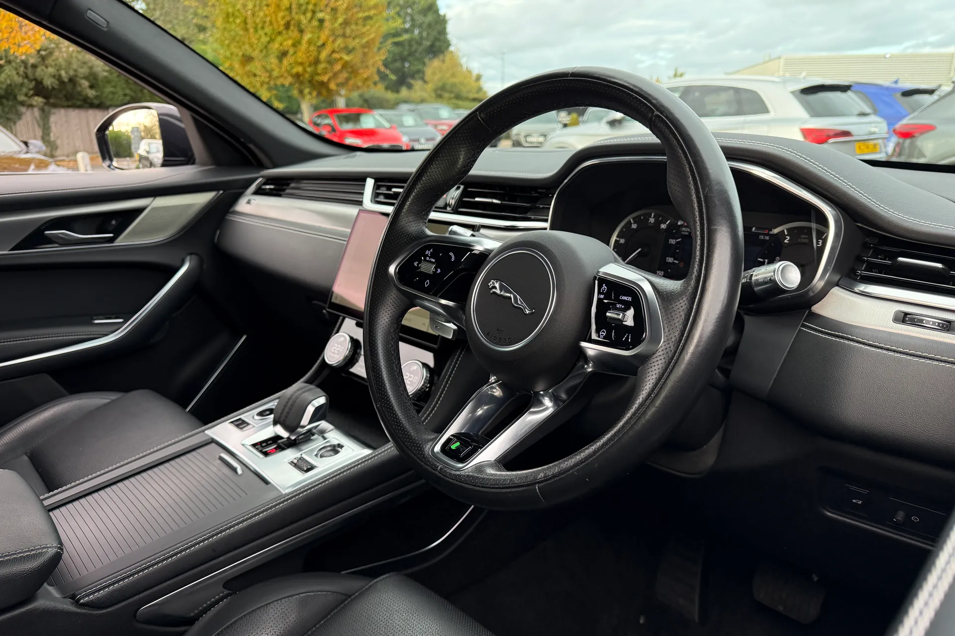 Jaguar F-PACE thumbnail image number 25