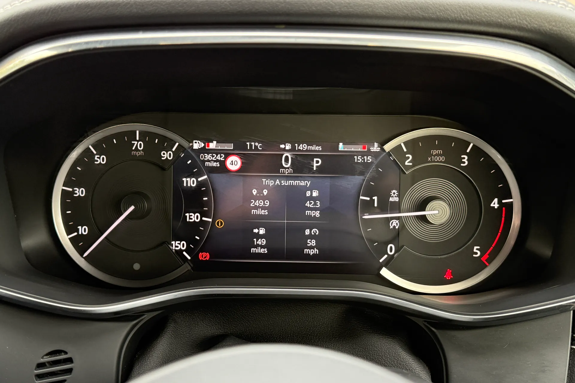 Jaguar F-PACE thumbnail image number 11