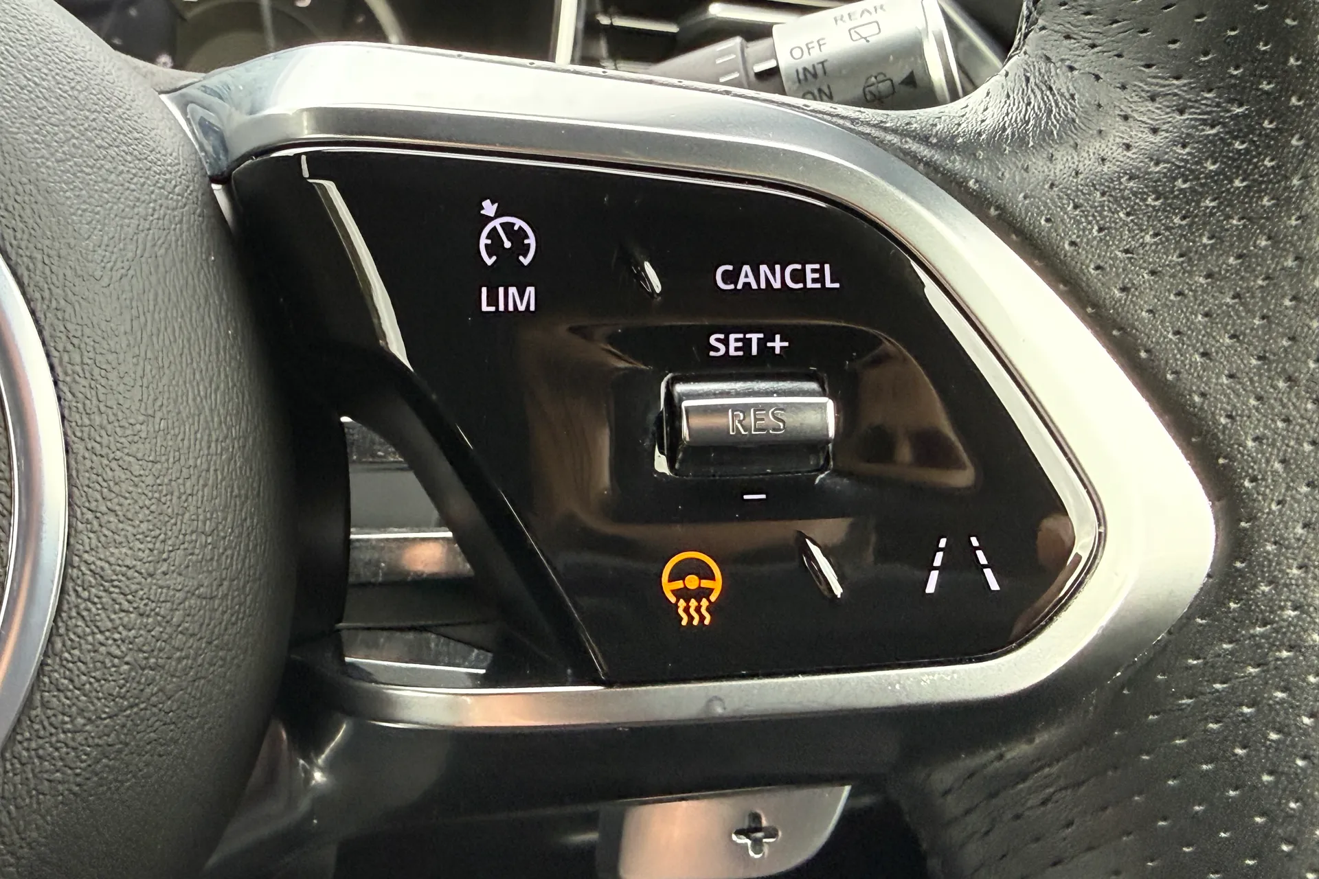 Jaguar F-PACE thumbnail image number 19