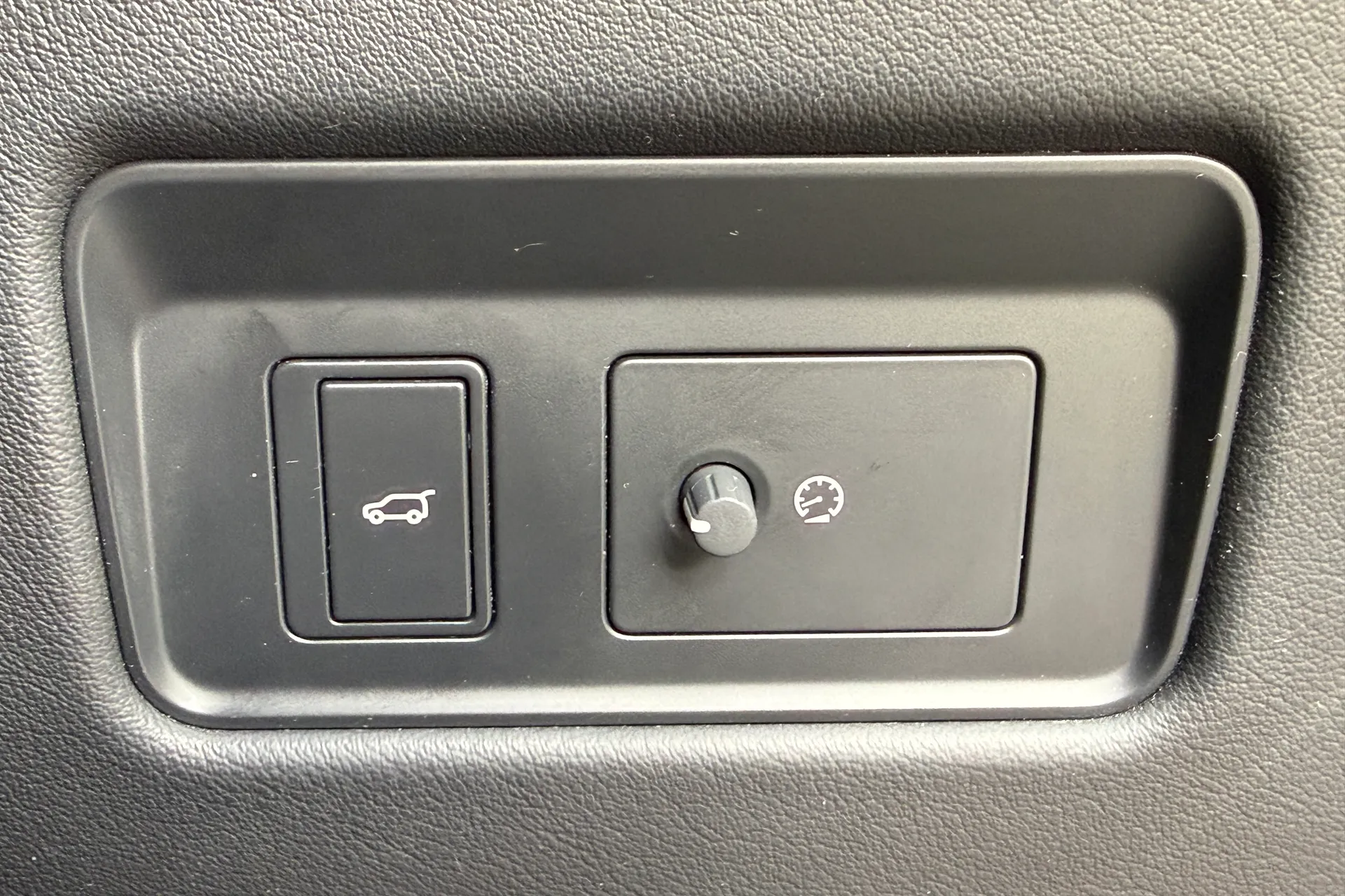 Jaguar F-PACE thumbnail image number 20