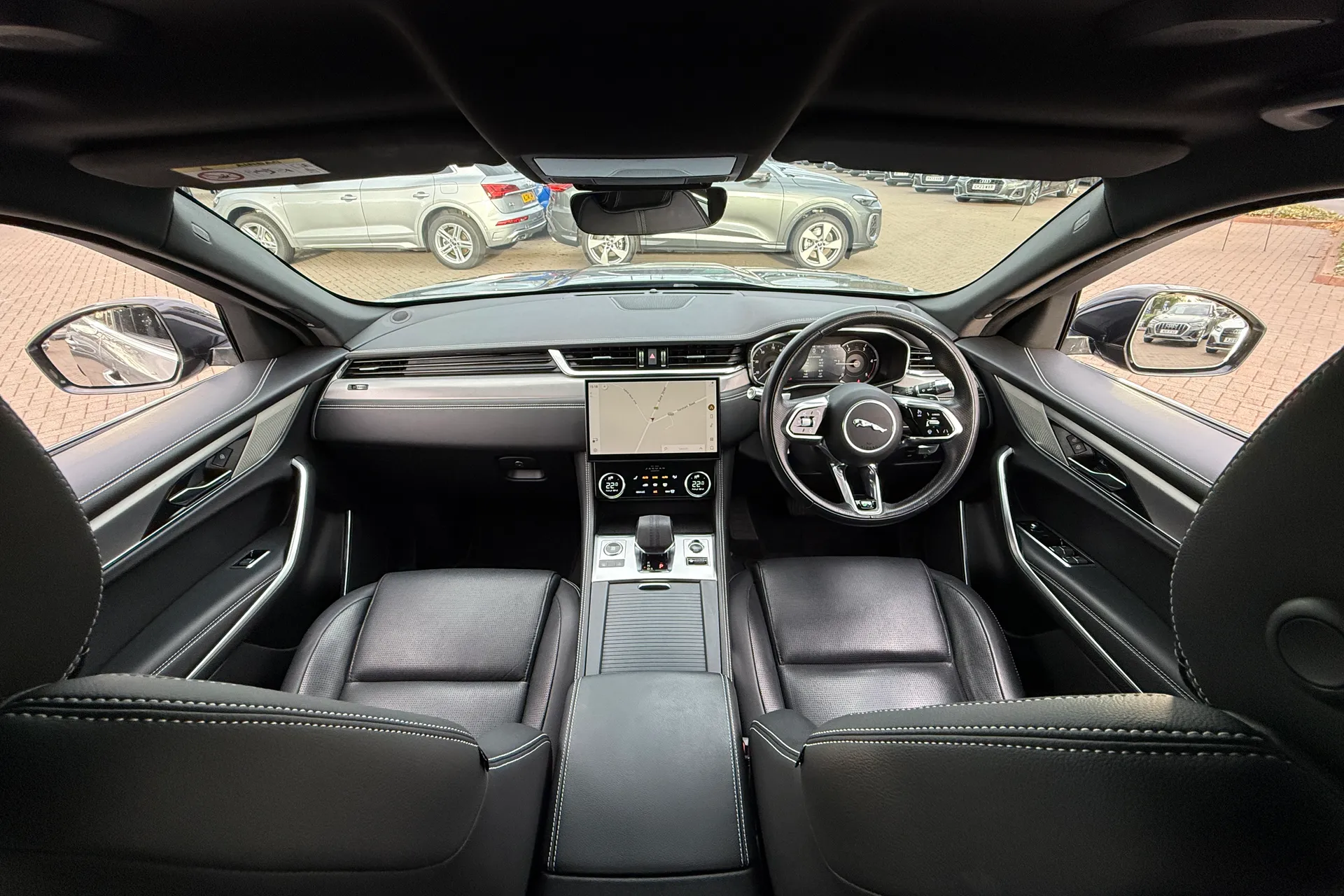 Jaguar F-PACE thumbnail image number 3