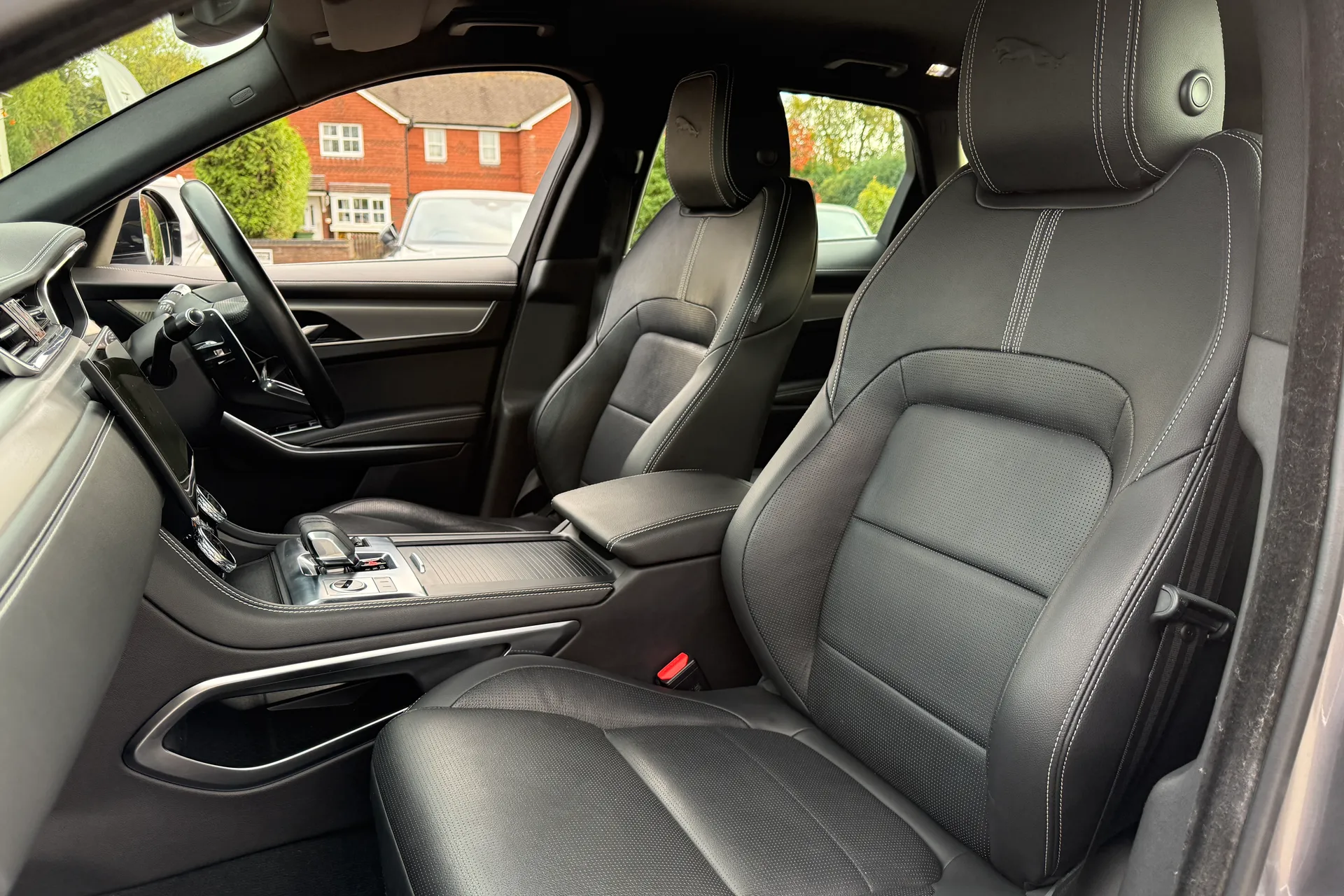 Jaguar F-PACE thumbnail image number 27