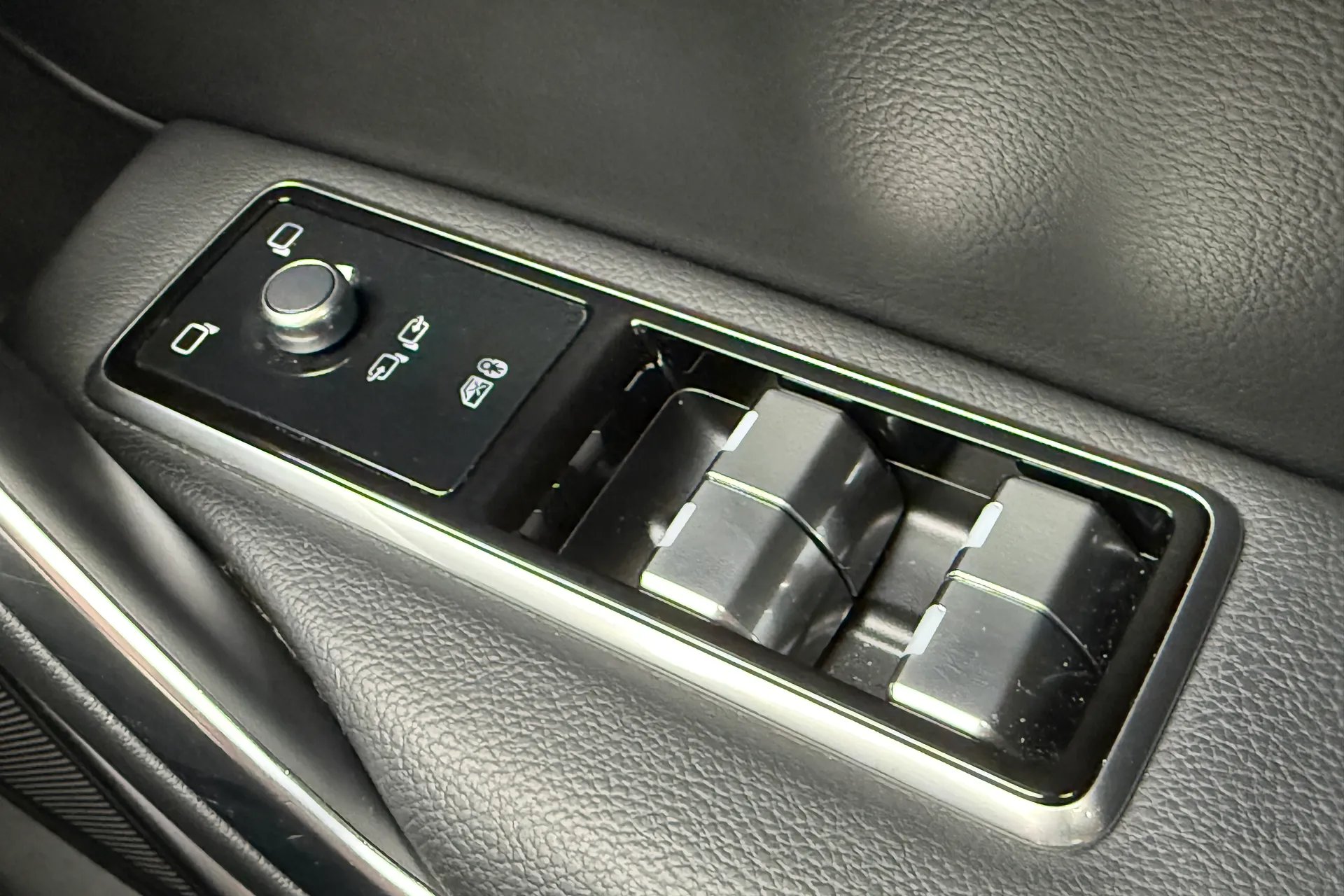 Jaguar F-PACE thumbnail image number 16