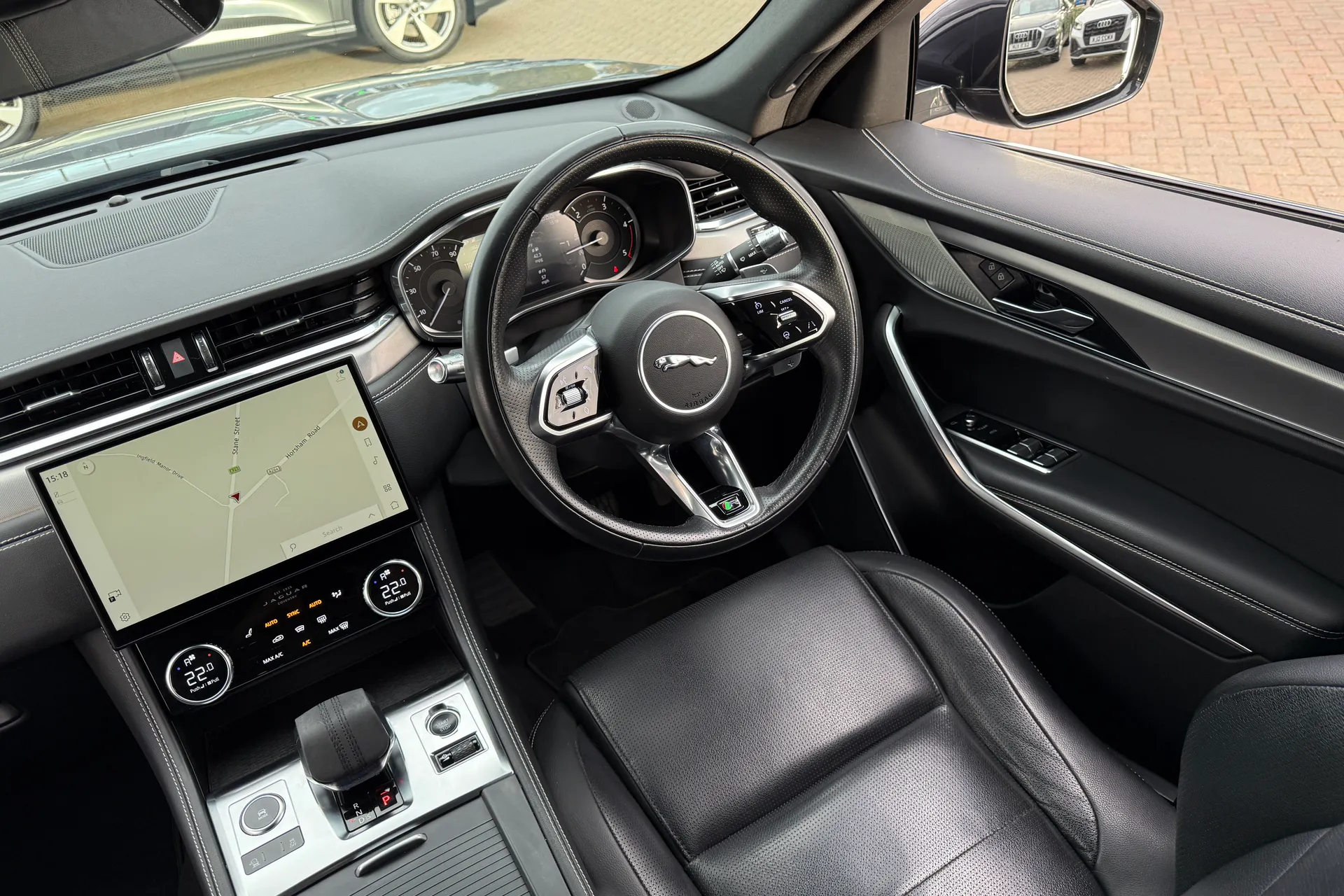 Jaguar F-PACE thumbnail image number 38