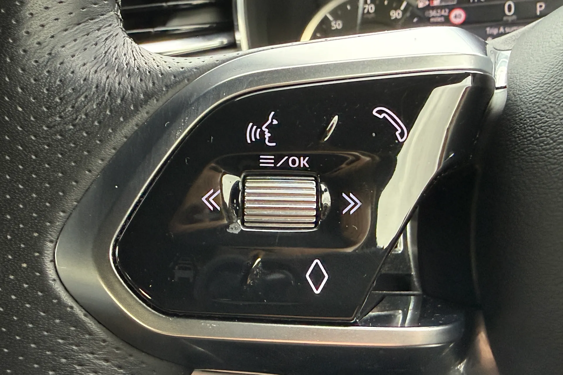 Jaguar F-PACE thumbnail image number 18