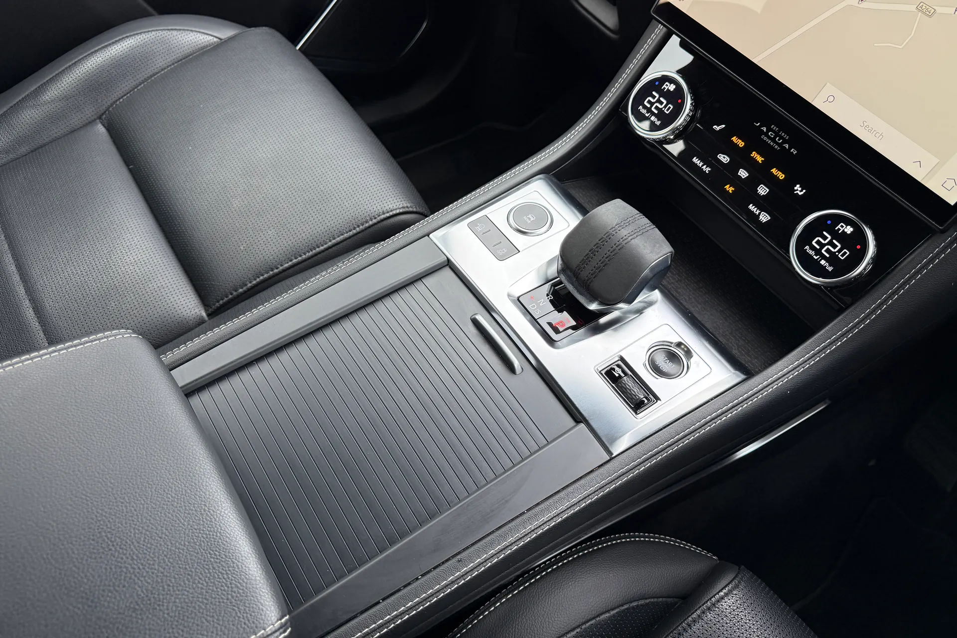 Jaguar F-PACE thumbnail image number 36