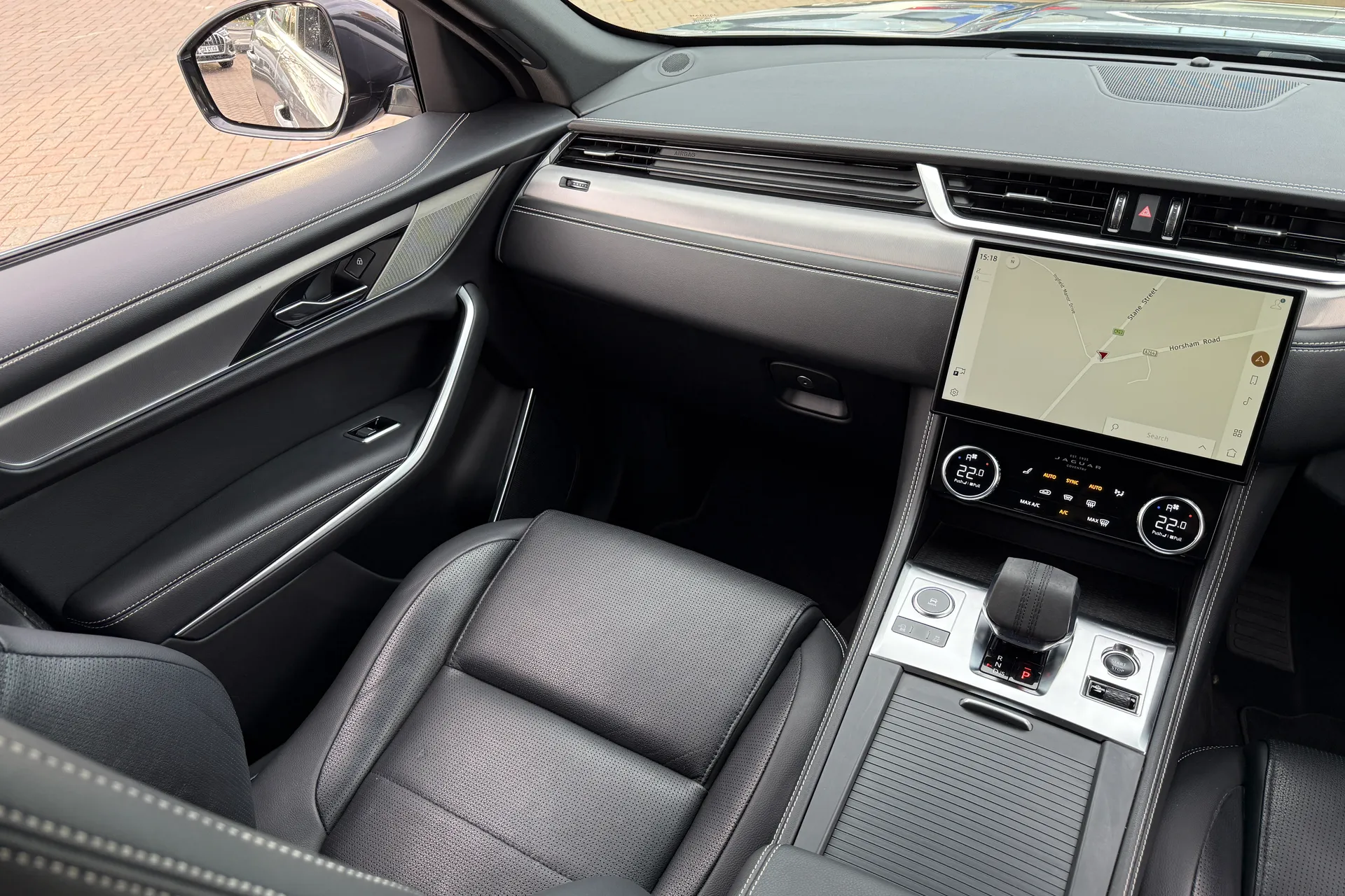 Jaguar F-PACE thumbnail image number 35