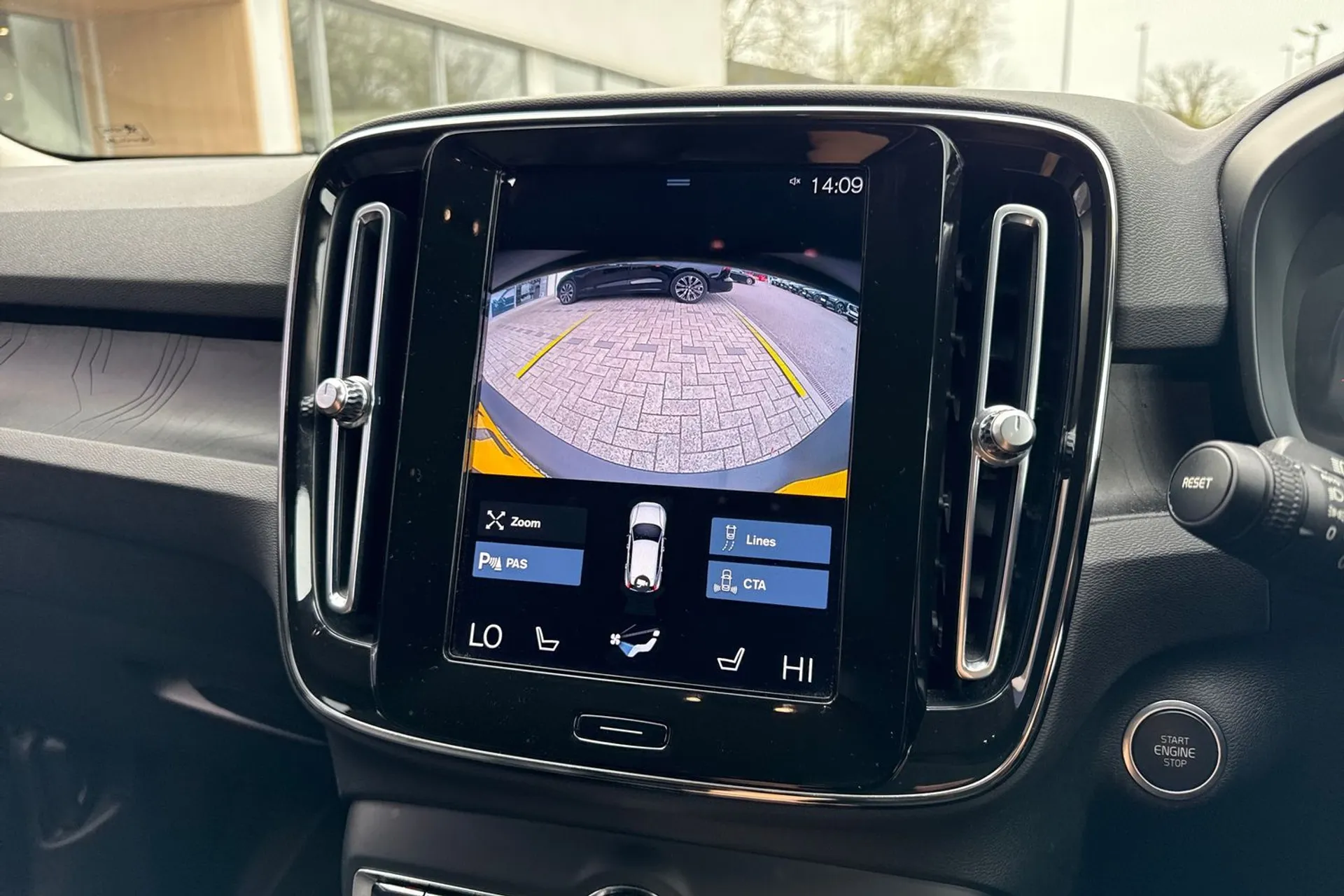 Volvo XC40 thumbnail image number 4