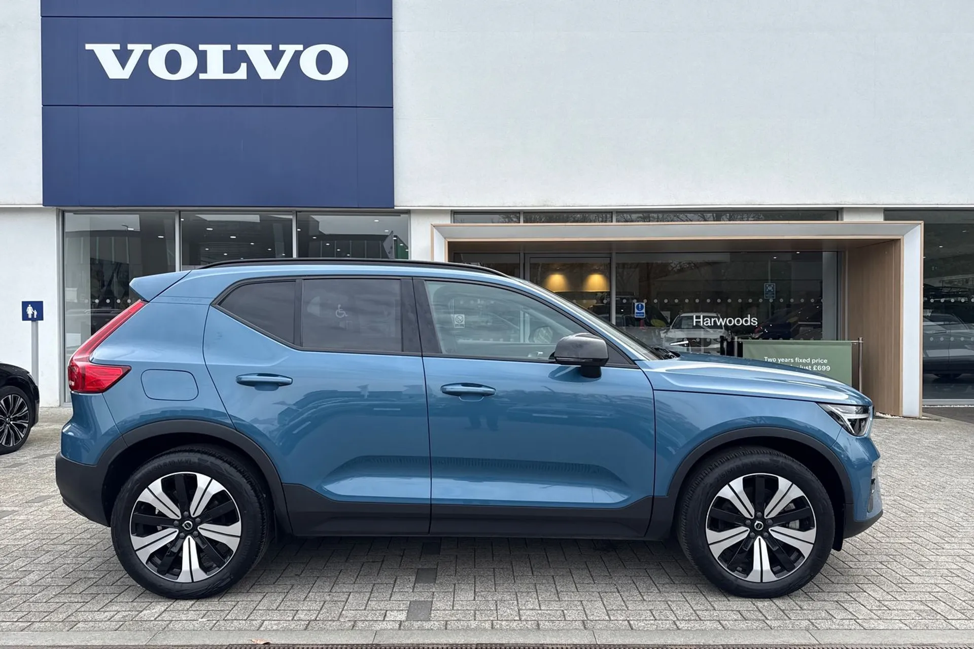 Volvo XC40 thumbnail image number 2