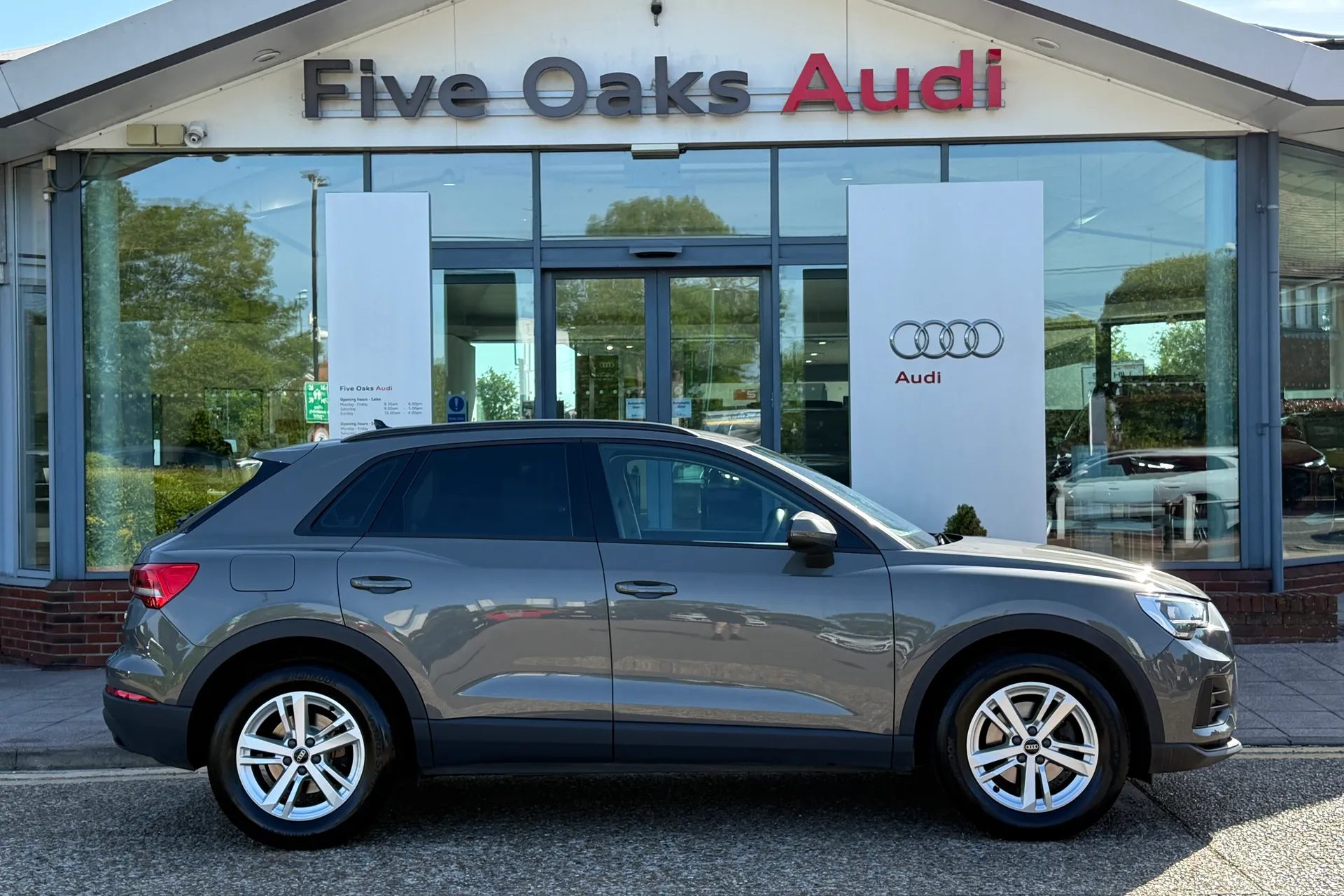 Audi Q3 thumbnail image number 2