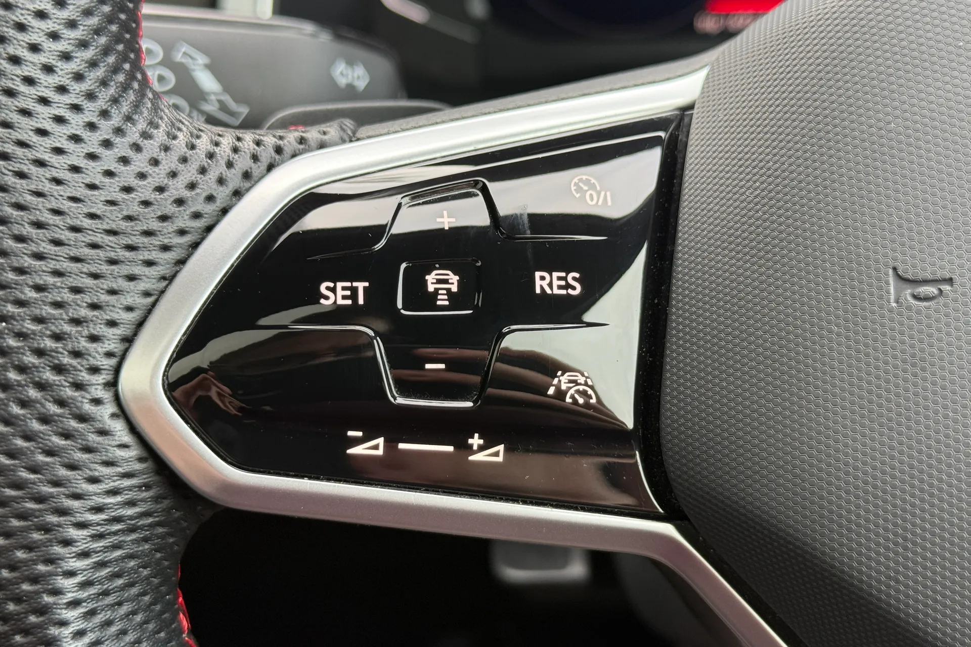 VOLKSWAGEN POLO thumbnail image number 11