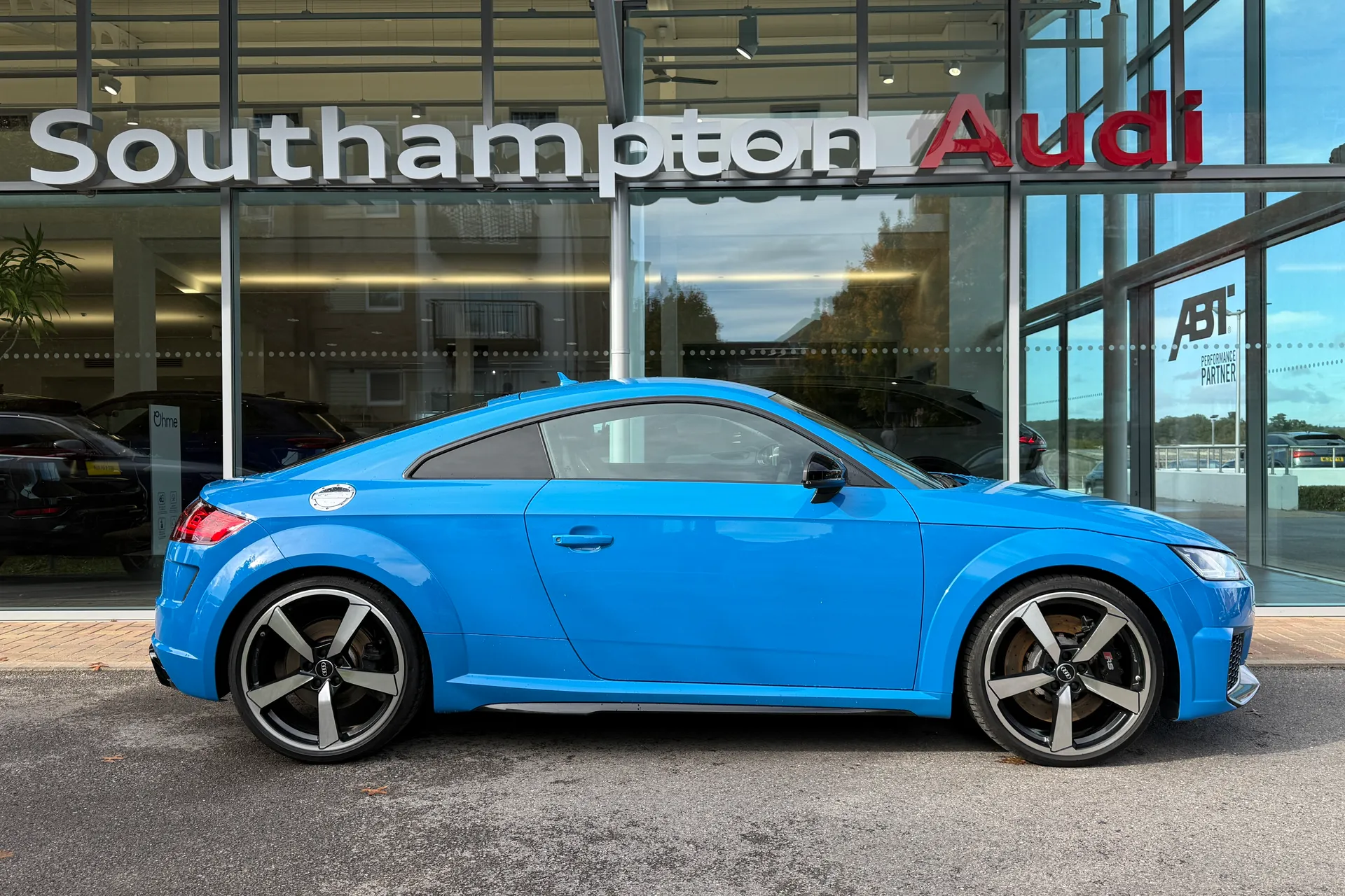 Audi TT thumbnail image number 2